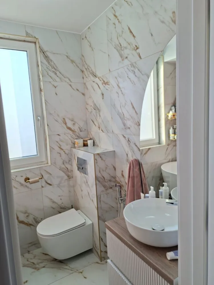 Casa moderna 4 camere 2 bai si curte libera 220 mp pe Calea Cisnadiei