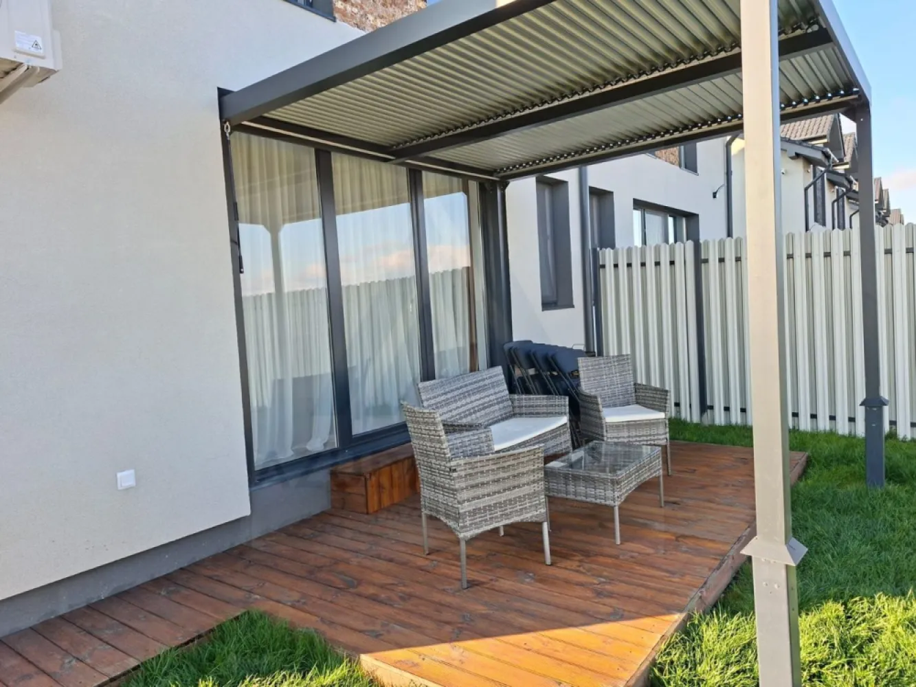 Casa moderna 4 camere 2 bai si curte libera 220 mp pe Calea Cisnadiei