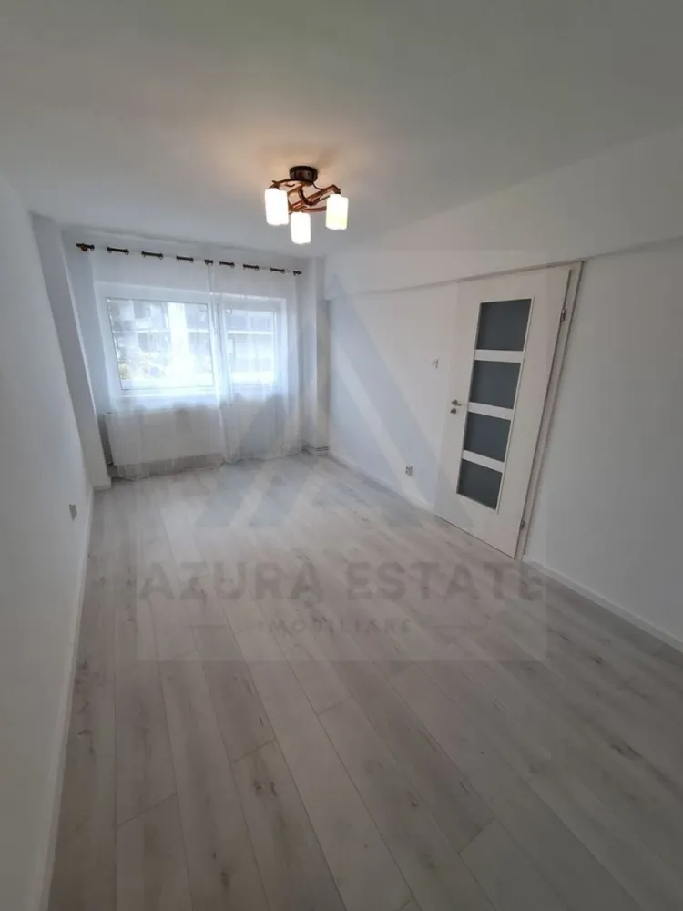 Apartament complet renovat 2 camere si bucatarie inchisa zona Rahovei - Agentia imobiliara Azura Estate va propune spre vanzare un apartament complet renovat, compus din 2 camere, hol si bucatarie inchisa si balcon generos, cu o suprafata utila de 44 mp si balcon de 7 mp situat la etajul 3 intr-un imobil cu 4 etaje in zona Pietei Rahova din Sibiu. Cartierul este recunoscut pentru accesul facil la toate punctele de interes ale orasului, spatii verzi si o comunitate linistita iar in imediata proximitate regasim mijloace de transport in comun, scoli, gradinite, magazine comerciale, Mall, piata, parc si restaurante. Caracteristici si compartimentari: Living insorit cu acces pe balcon Dormitor matrimonial Bucatarie inchisa cu suprafata de 6 mp Baie cu fereastra de aerisire 4.35 mp Balcon 7.3 mp Hol de acces cu loc de depozitare 7 mp Apartamentul a fost renovat complet, parchet, usi, ferestre termopan tripane, baie complet utilata, masina de spalat rufe. Pretul de vanzare este de 106000 euro negociabil! }}