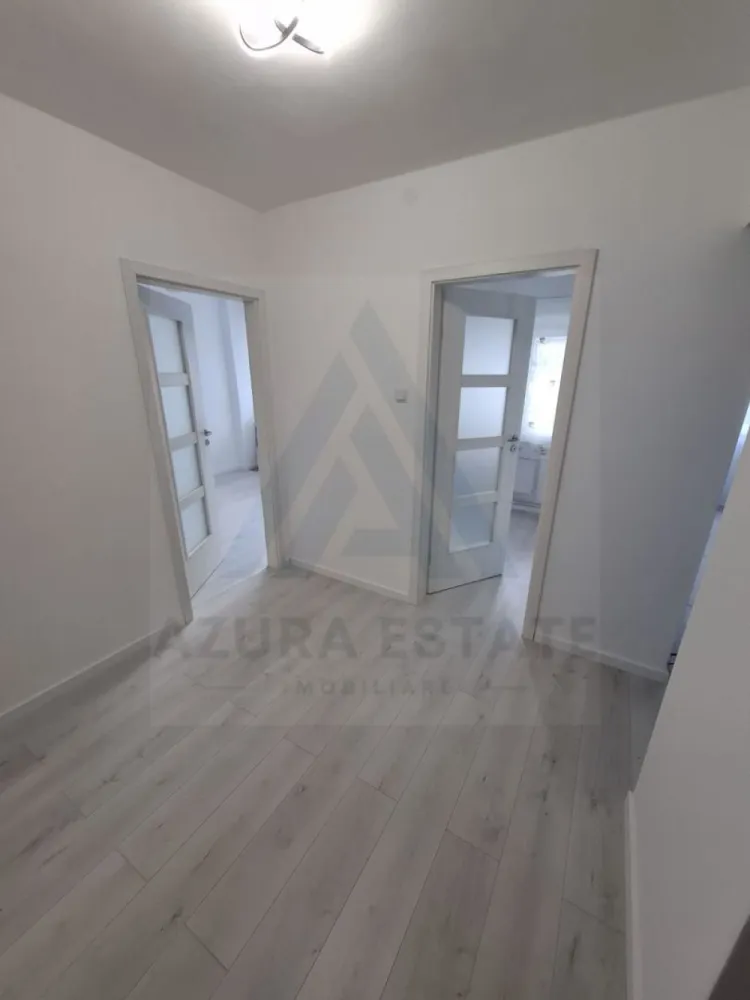 Apartament complet renovat 2 camere si bucatarie inchisa zona Rahovei - Agentia imobiliara Azura Estate va propune spre vanzare un apartament complet renovat, compus din 2 camere, hol si bucatarie inchisa si balcon generos, cu o suprafata utila de 44 mp si balcon de 7 mp situat la etajul 3 intr-un imobil cu 4 etaje in zona Pietei Rahova din Sibiu. Cartierul este recunoscut pentru accesul facil la toate punctele de interes ale orasului, spatii verzi si o comunitate linistita iar in imediata proximitate regasim mijloace de transport in comun, scoli, gradinite, magazine comerciale, Mall, piata, parc si restaurante. Caracteristici si compartimentari: Living insorit cu acces pe balcon Dormitor matrimonial Bucatarie inchisa cu suprafata de 6 mp Baie cu fereastra de aerisire 4.35 mp Balcon 7.3 mp Hol de acces cu loc de depozitare 7 mp Apartamentul a fost renovat complet, parchet, usi, ferestre termopan tripane, baie complet utilata, masina de spalat rufe. Pretul de vanzare este de 106000 euro negociabil! }}