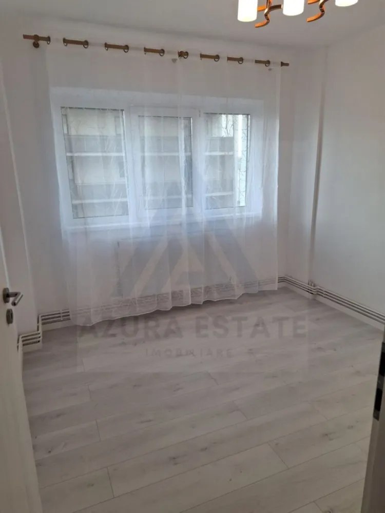 Apartament complet renovat 2 camere si bucatarie inchisa zona Rahovei - Agentia imobiliara Azura Estate va propune spre vanzare un apartament complet renovat, compus din 2 camere, hol si bucatarie inchisa si balcon generos, cu o suprafata utila de 44 mp si balcon de 7 mp situat la etajul 3 intr-un imobil cu 4 etaje in zona Pietei Rahova din Sibiu. Cartierul este recunoscut pentru accesul facil la toate punctele de interes ale orasului, spatii verzi si o comunitate linistita iar in imediata proximitate regasim mijloace de transport in comun, scoli, gradinite, magazine comerciale, Mall, piata, parc si restaurante. Caracteristici si compartimentari: Living insorit cu acces pe balcon Dormitor matrimonial Bucatarie inchisa cu suprafata de 6 mp Baie cu fereastra de aerisire 4.35 mp Balcon 7.3 mp Hol de acces cu loc de depozitare 7 mp Apartamentul a fost renovat complet, parchet, usi, ferestre termopan tripane, baie complet utilata, masina de spalat rufe. Pretul de vanzare este de 106000 euro negociabil! }}