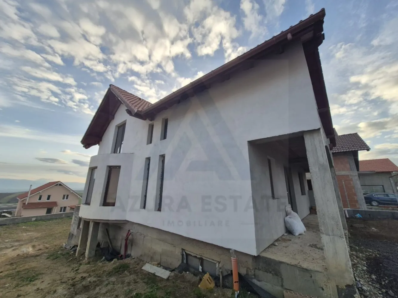 Casa 5 camere 2 bai garaj la subsol si teren 500 mp in Sura Mare - Agentia imobiliara Azura-Estate va propune spre vanzare o locuinta edificata din caramida porotherm si beton armat in anul 2021, cu o suprafata utila de 180 mp, compusa din 5 camere, 2 bai, garaj la demisol si teren cu suprafata de 500 mp, imprejmuit in Sura Mare. Zona este recunoscuta pentru dezvoltare sustenabia din ultimii 10 ani, proximitatea orasului, caliatea aerului si liniste cat si pentru accesul facil la toate punctele de interes ale orasului Sibiu. Caractersitici si compartimentare: Demisol Garaj spațios pentru siguranța și confortul mașinii Cameră tehnică dedicată instalațiilor Două camere mari pentru depozitare Parter Hol de acces generos Living luminos și aerisit Bucătărie modernă, cu spațiu pentru dining Cameră suplimentară (birou sau dormitor) Baie cu fereastra de aerisire Terasă x 2 - 32 mp Mansardă Hol Baie cu fereastra de aerisire 3 dormitoare spațioase pentru familie Beneficii și avantaje tehnice Plăci peste demisol și parter din planșeu ceramic – tehnologie inovatoare pentru izolație termică și fonică superioară Geamuri tripan Racordată la utilități: curent, canalizare, apă Izolație exterioară din vată bazaltică de 10 cm Împrejmuire pe 3 laturi cu gard solid (fundatie din beton și plasă bordurată) Stadiul predării Exterior la alb Interior la roșu Pretul de vanzare este de 145000 euro! }}