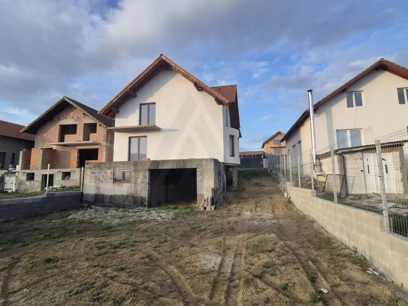 Casa 5 camere 2 bai garaj la subsol si teren 500 mp in Sura Mare - Agentia imobiliara Azura-Estate va propune spre vanzare o locuinta edificata din caramida porotherm si beton armat in anul 2021, cu o suprafata utila de 180 mp, compusa din 5 camere, 2 bai, garaj la demisol si teren cu suprafata de 500 mp, imprejmuit in Sura Mare. Zona este recunoscuta pentru dezvoltare sustenabia din ultimii 10 ani, proximitatea orasului, caliatea aerului si liniste cat si pentru accesul facil la toate punctele de interes ale orasului Sibiu. Caractersitici si compartimentare: Demisol Garaj spațios pentru siguranța și confortul mașinii Cameră tehnică dedicată instalațiilor Două camere mari pentru depozitare Parter Hol de acces generos Living luminos și aerisit Bucătărie modernă, cu spațiu pentru dining Cameră suplimentară (birou sau dormitor) Baie cu fereastra de aerisire Terasă x 2 - 32 mp Mansardă Hol Baie cu fereastra de aerisire 3 dormitoare spațioase pentru familie Beneficii și avantaje tehnice Plăci peste demisol și parter din planșeu ceramic – tehnologie inovatoare pentru izolație termică și fonică superioară Geamuri tripan Racordată la utilități: curent, canalizare, apă Izolație exterioară din vată bazaltică de 10 cm Împrejmuire pe 3 laturi cu gard solid (fundatie din beton și plasă bordurată) Stadiul predării Exterior la alb Interior la roșu Pretul de vanzare este de 145000 euro! }}