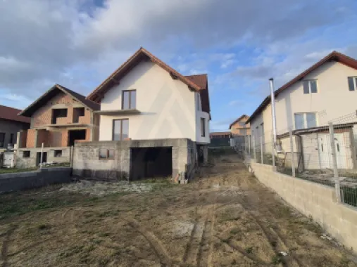 Casa 5 camere 2 bai garaj la subsol si teren 500 mp in Sura Mare