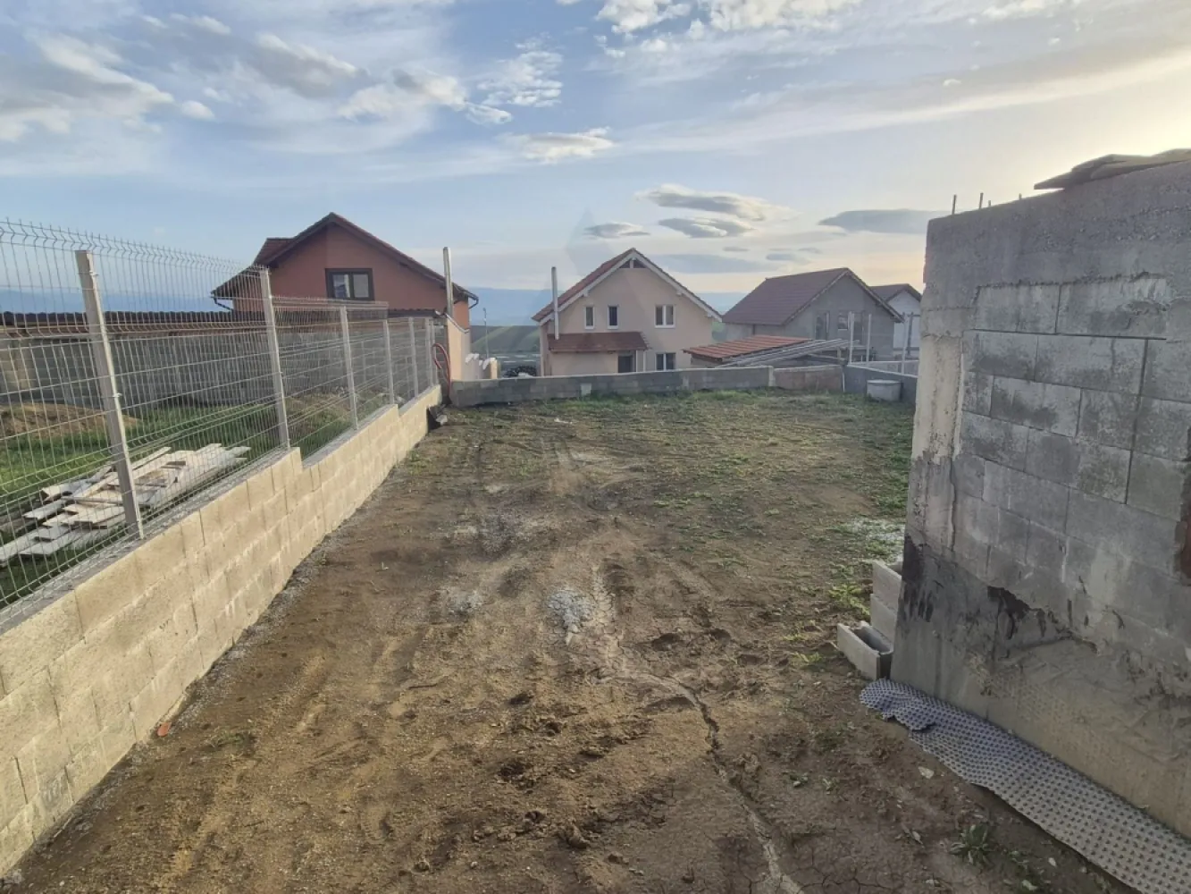Casa 5 camere 2 bai garaj la subsol si teren 500 mp in Sura Mare - Agentia imobiliara Azura-Estate va propune spre vanzare o locuinta edificata din caramida porotherm si beton armat in anul 2021, cu o suprafata utila de 180 mp, compusa din 5 camere, 2 bai, garaj la demisol si teren cu suprafata de 500 mp, imprejmuit in Sura Mare. Zona este recunoscuta pentru dezvoltare sustenabia din ultimii 10 ani, proximitatea orasului, caliatea aerului si liniste cat si pentru accesul facil la toate punctele de interes ale orasului Sibiu. Caractersitici si compartimentare: Demisol Garaj spațios pentru siguranța și confortul mașinii Cameră tehnică dedicată instalațiilor Două camere mari pentru depozitare Parter Hol de acces generos Living luminos și aerisit Bucătărie modernă, cu spațiu pentru dining Cameră suplimentară (birou sau dormitor) Baie cu fereastra de aerisire Terasă x 2 - 32 mp Mansardă Hol Baie cu fereastra de aerisire 3 dormitoare spațioase pentru familie Beneficii și avantaje tehnice Plăci peste demisol și parter din planșeu ceramic – tehnologie inovatoare pentru izolație termică și fonică superioară Geamuri tripan Racordată la utilități: curent, canalizare, apă Izolație exterioară din vată bazaltică de 10 cm Împrejmuire pe 3 laturi cu gard solid (fundatie din beton și plasă bordurată) Stadiul predării Exterior la alb Interior la roșu Pretul de vanzare este de 145000 euro! }}