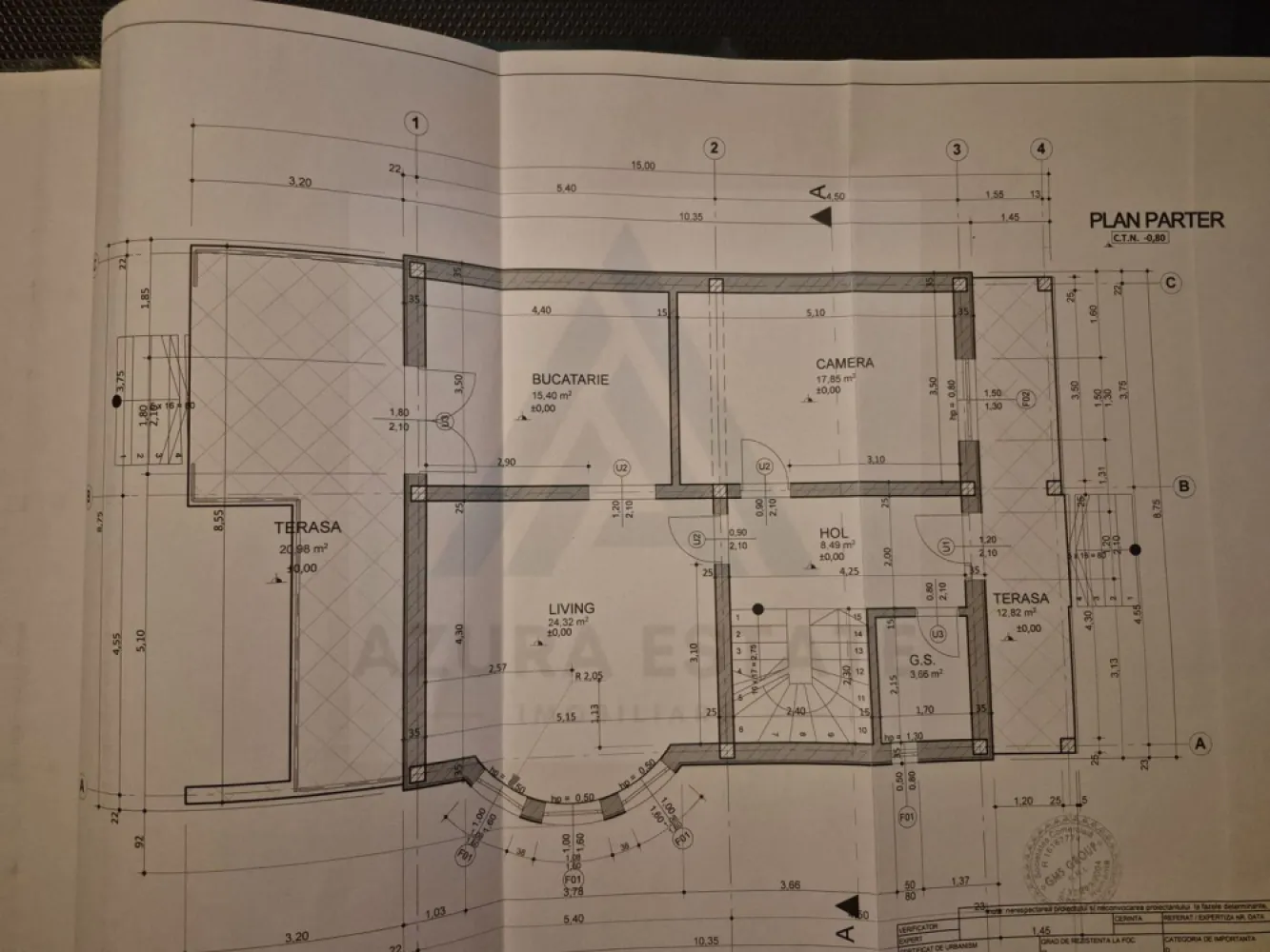 Casa 5 camere 2 bai garaj la subsol si teren 500 mp in Sura Mare - Agentia imobiliara Azura-Estate va propune spre vanzare o locuinta edificata din caramida porotherm si beton armat in anul 2021, cu o suprafata utila de 180 mp, compusa din 5 camere, 2 bai, garaj la demisol si teren cu suprafata de 500 mp, imprejmuit in Sura Mare. Zona este recunoscuta pentru dezvoltare sustenabia din ultimii 10 ani, proximitatea orasului, caliatea aerului si liniste cat si pentru accesul facil la toate punctele de interes ale orasului Sibiu. Caractersitici si compartimentare: Demisol Garaj spațios pentru siguranța și confortul mașinii Cameră tehnică dedicată instalațiilor Două camere mari pentru depozitare Parter Hol de acces generos Living luminos și aerisit Bucătărie modernă, cu spațiu pentru dining Cameră suplimentară (birou sau dormitor) Baie cu fereastra de aerisire Terasă x 2 - 32 mp Mansardă Hol Baie cu fereastra de aerisire 3 dormitoare spațioase pentru familie Beneficii și avantaje tehnice Plăci peste demisol și parter din planșeu ceramic – tehnologie inovatoare pentru izolație termică și fonică superioară Geamuri tripan Racordată la utilități: curent, canalizare, apă Izolație exterioară din vată bazaltică de 10 cm Împrejmuire pe 3 laturi cu gard solid (fundatie din beton și plasă bordurată) Stadiul predării Exterior la alb Interior la roșu Pretul de vanzare este de 145000 euro! }}