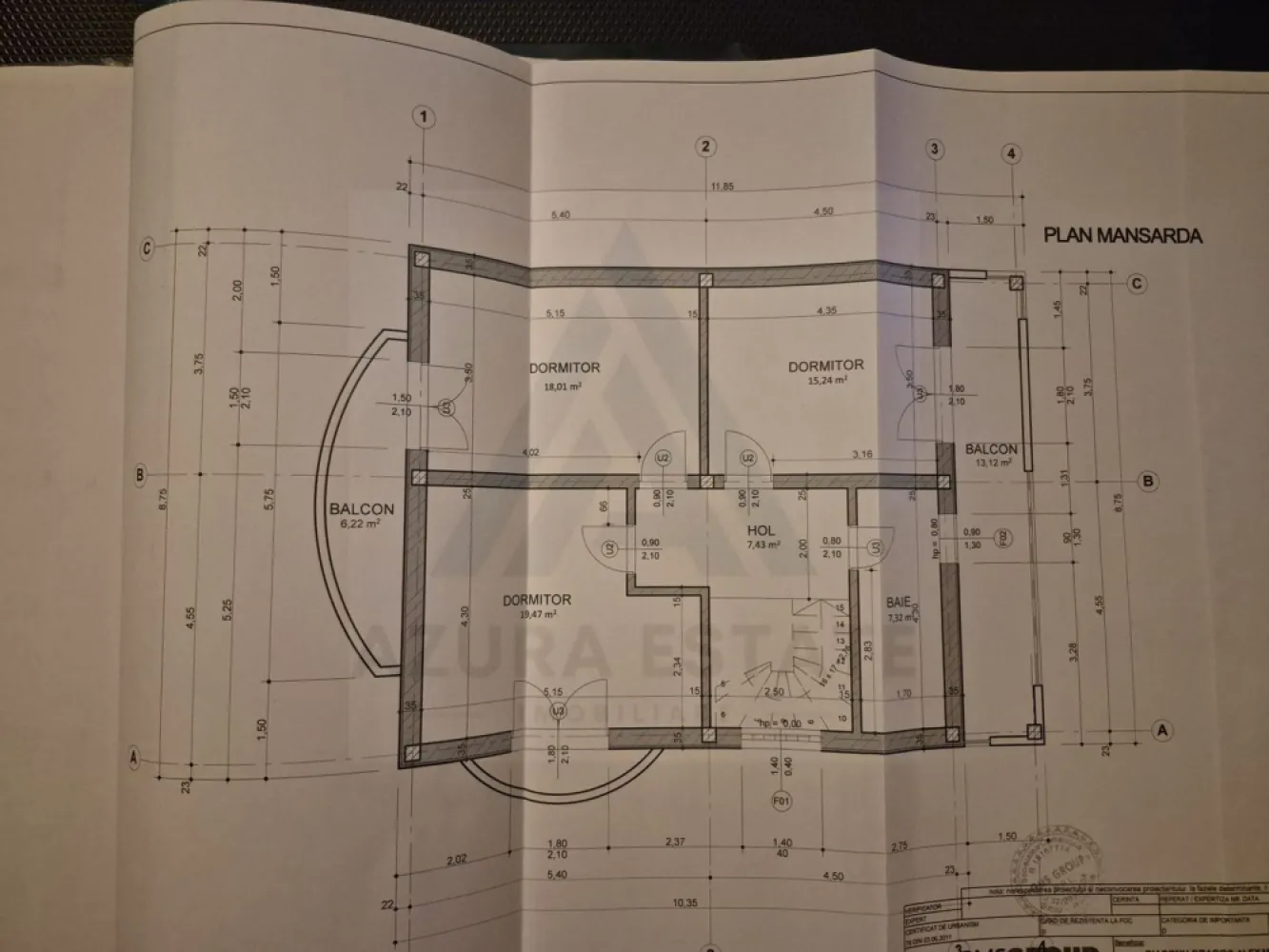 Casa 5 camere 2 bai garaj la subsol si teren 500 mp in Sura Mare - Agentia imobiliara Azura-Estate va propune spre vanzare o locuinta edificata din caramida porotherm si beton armat in anul 2021, cu o suprafata utila de 180 mp, compusa din 5 camere, 2 bai, garaj la demisol si teren cu suprafata de 500 mp, imprejmuit in Sura Mare. Zona este recunoscuta pentru dezvoltare sustenabia din ultimii 10 ani, proximitatea orasului, caliatea aerului si liniste cat si pentru accesul facil la toate punctele de interes ale orasului Sibiu. Caractersitici si compartimentare: Demisol Garaj spațios pentru siguranța și confortul mașinii Cameră tehnică dedicată instalațiilor Două camere mari pentru depozitare Parter Hol de acces generos Living luminos și aerisit Bucătărie modernă, cu spațiu pentru dining Cameră suplimentară (birou sau dormitor) Baie cu fereastra de aerisire Terasă x 2 - 32 mp Mansardă Hol Baie cu fereastra de aerisire 3 dormitoare spațioase pentru familie Beneficii și avantaje tehnice Plăci peste demisol și parter din planșeu ceramic – tehnologie inovatoare pentru izolație termică și fonică superioară Geamuri tripan Racordată la utilități: curent, canalizare, apă Izolație exterioară din vată bazaltică de 10 cm Împrejmuire pe 3 laturi cu gard solid (fundatie din beton și plasă bordurată) Stadiul predării Exterior la alb Interior la roșu Pretul de vanzare este de 145000 euro! }}