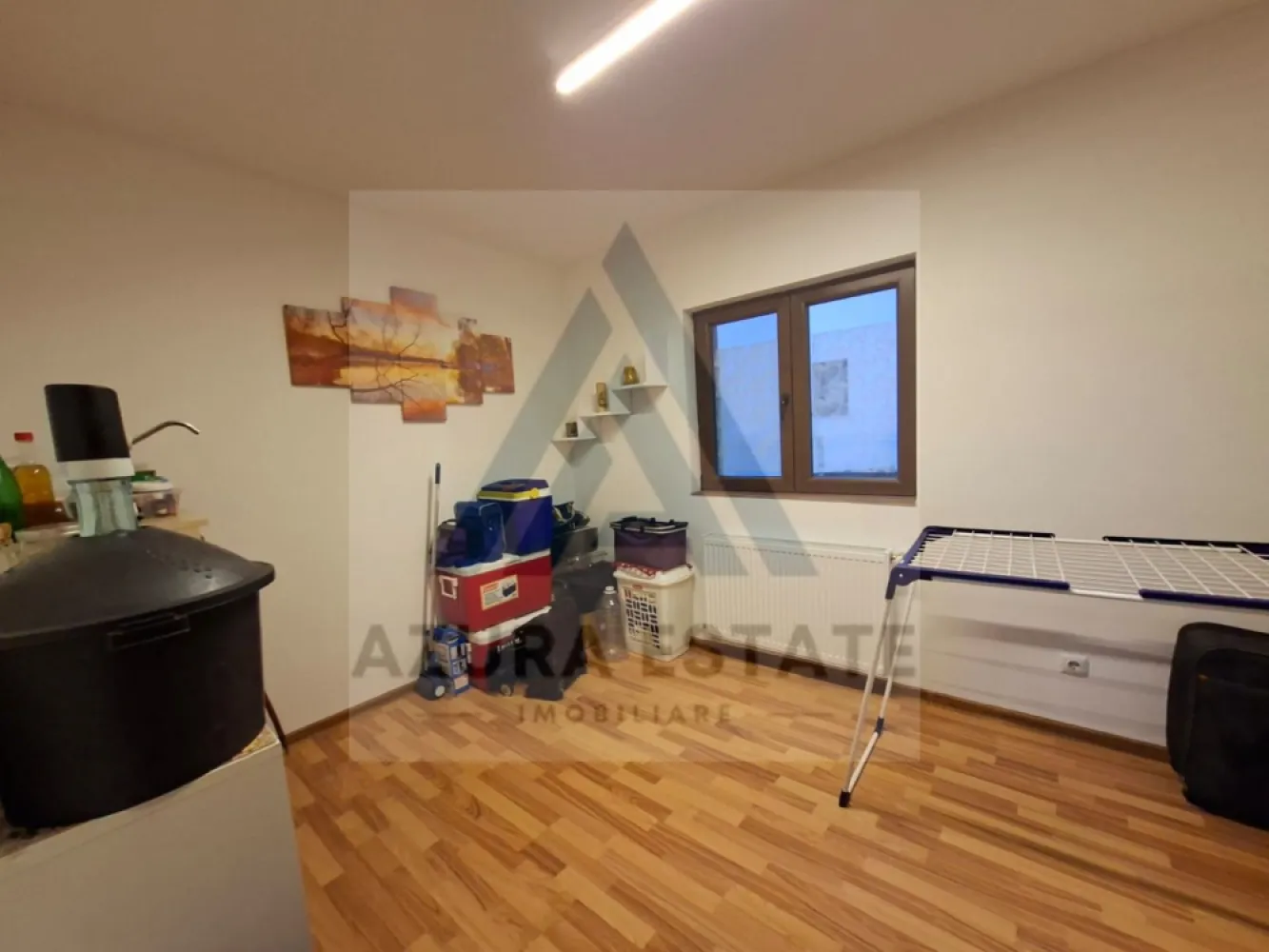 Locuinta 168 mp utili teren 306 mp si parcare privata in Selimbar - Agentia imobiliara Azura-Estate va propune spre vanzare o casa individuala, formata din 6 camere, 2 bai, terasa si balcoane, cu o suprafata utila de 168 mp si un teren imprejmuit de 306 mp in Selimbar. Dezvoltarea sustenabilă din ultimii ani a transformat zona într-un spațiu ideal pentru familii, cu acces facil la educație, cumpărături și divertisment. Liniștea străzilor se împletește cu energia orașului, oferind un stil de viață modern, dar ancorat în confort. Accesul rapid la autostrada A1 completează avantajele zonei, care reușește să îmbine armonios liniștea unei comunități familiale cu dinamica vieții moderne. Caracteristici si compartimentare: Parter: Living cu bucatarie open space cu acces pe terasa 2 dormitoare matrimoniale Baie generoasa Dressing sau debara pentru depozitare Etaj: Living generos cu spatiu pentru depozitare 2 dormitoare Baie Casa este bine intretinuta, dispune de o curte libera de peste 200 mp si se vinde complet mobilata utilata. Pretul de vanzare este de 196000 euro negociabil! }}