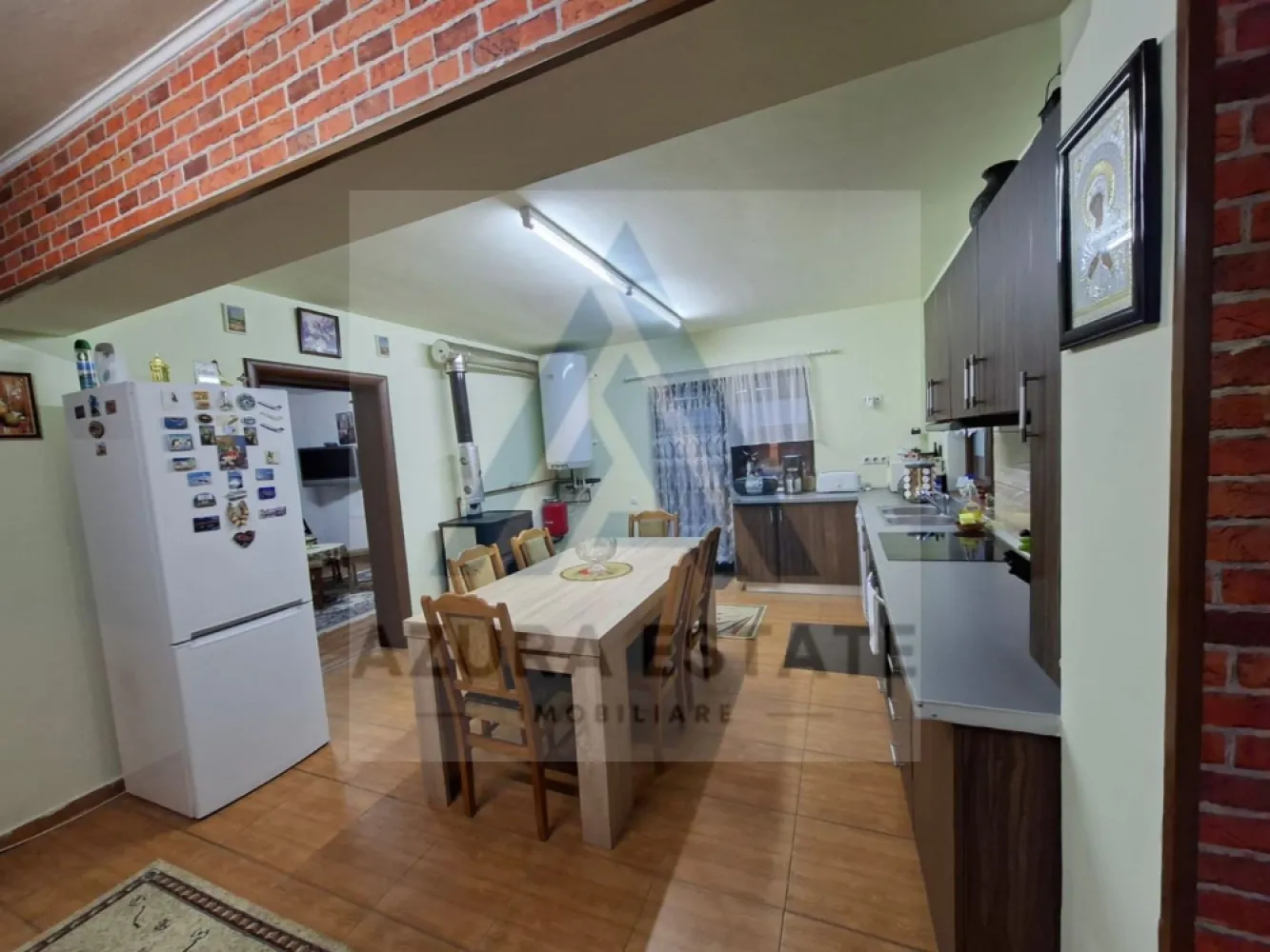 Locuinta 168 mp utili teren 306 mp si parcare privata in Selimbar - Agentia imobiliara Azura-Estate va propune spre vanzare o casa individuala, formata din 6 camere, 2 bai, terasa si balcoane, cu o suprafata utila de 168 mp si un teren imprejmuit de 306 mp in Selimbar. Dezvoltarea sustenabilă din ultimii ani a transformat zona într-un spațiu ideal pentru familii, cu acces facil la educație, cumpărături și divertisment. Liniștea străzilor se împletește cu energia orașului, oferind un stil de viață modern, dar ancorat în confort. Accesul rapid la autostrada A1 completează avantajele zonei, care reușește să îmbine armonios liniștea unei comunități familiale cu dinamica vieții moderne. Caracteristici si compartimentare: Parter: Living cu bucatarie open space cu acces pe terasa 2 dormitoare matrimoniale Baie generoasa Dressing sau debara pentru depozitare Etaj: Living generos cu spatiu pentru depozitare 2 dormitoare Baie Casa este bine intretinuta, dispune de o curte libera de peste 200 mp si se vinde complet mobilata utilata. Pretul de vanzare este de 196000 euro negociabil! }}