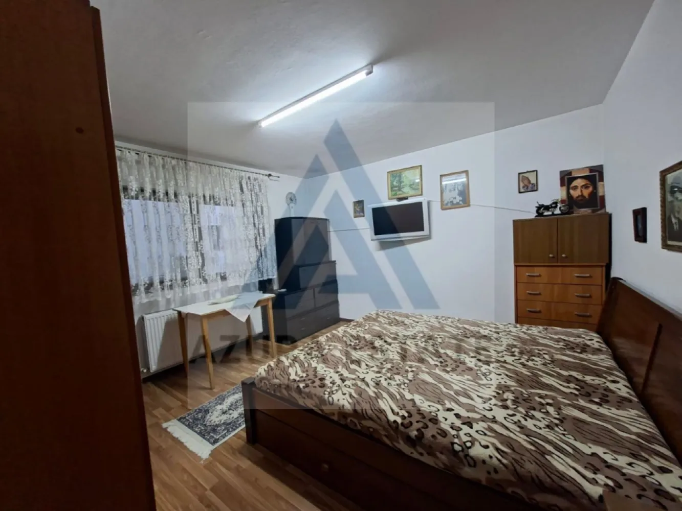 Locuinta 168 mp utili teren 306 mp si parcare privata in Selimbar - Agentia imobiliara Azura-Estate va propune spre vanzare o casa individuala, formata din 6 camere, 2 bai, terasa si balcoane, cu o suprafata utila de 168 mp si un teren imprejmuit de 306 mp in Selimbar. Dezvoltarea sustenabilă din ultimii ani a transformat zona într-un spațiu ideal pentru familii, cu acces facil la educație, cumpărături și divertisment. Liniștea străzilor se împletește cu energia orașului, oferind un stil de viață modern, dar ancorat în confort. Accesul rapid la autostrada A1 completează avantajele zonei, care reușește să îmbine armonios liniștea unei comunități familiale cu dinamica vieții moderne. Caracteristici si compartimentare: Parter: Living cu bucatarie open space cu acces pe terasa 2 dormitoare matrimoniale Baie generoasa Dressing sau debara pentru depozitare Etaj: Living generos cu spatiu pentru depozitare 2 dormitoare Baie Casa este bine intretinuta, dispune de o curte libera de peste 200 mp si se vinde complet mobilata utilata. Pretul de vanzare este de 196000 euro negociabil! }}