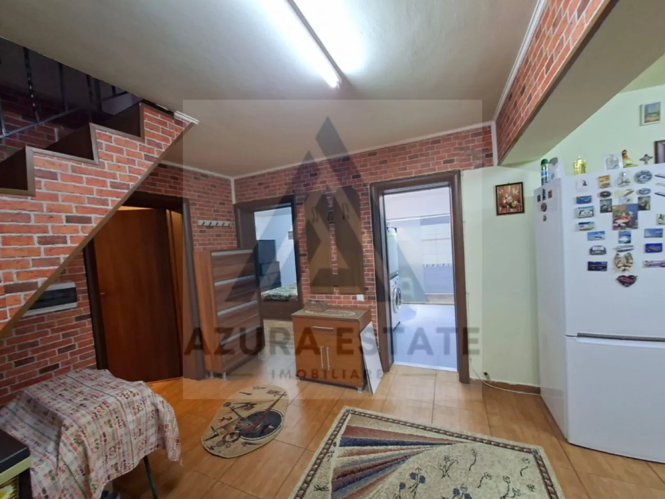 Locuinta 168 mp utili teren 306 mp si parcare privata in Selimbar - Agentia imobiliara Azura-Estate va propune spre vanzare o casa individuala, formata din 6 camere, 2 bai, terasa si balcoane, cu o suprafata utila de 168 mp si un teren imprejmuit de 306 mp in Selimbar. Dezvoltarea sustenabilă din ultimii ani a transformat zona într-un spațiu ideal pentru familii, cu acces facil la educație, cumpărături și divertisment. Liniștea străzilor se împletește cu energia orașului, oferind un stil de viață modern, dar ancorat în confort. Accesul rapid la autostrada A1 completează avantajele zonei, care reușește să îmbine armonios liniștea unei comunități familiale cu dinamica vieții moderne. Caracteristici si compartimentare: Parter: Living cu bucatarie open space cu acces pe terasa 2 dormitoare matrimoniale Baie generoasa Dressing sau debara pentru depozitare Etaj: Living generos cu spatiu pentru depozitare 2 dormitoare Baie Casa este bine intretinuta, dispune de o curte libera de peste 200 mp si se vinde complet mobilata utilata. Pretul de vanzare este de 196000 euro negociabil! }}