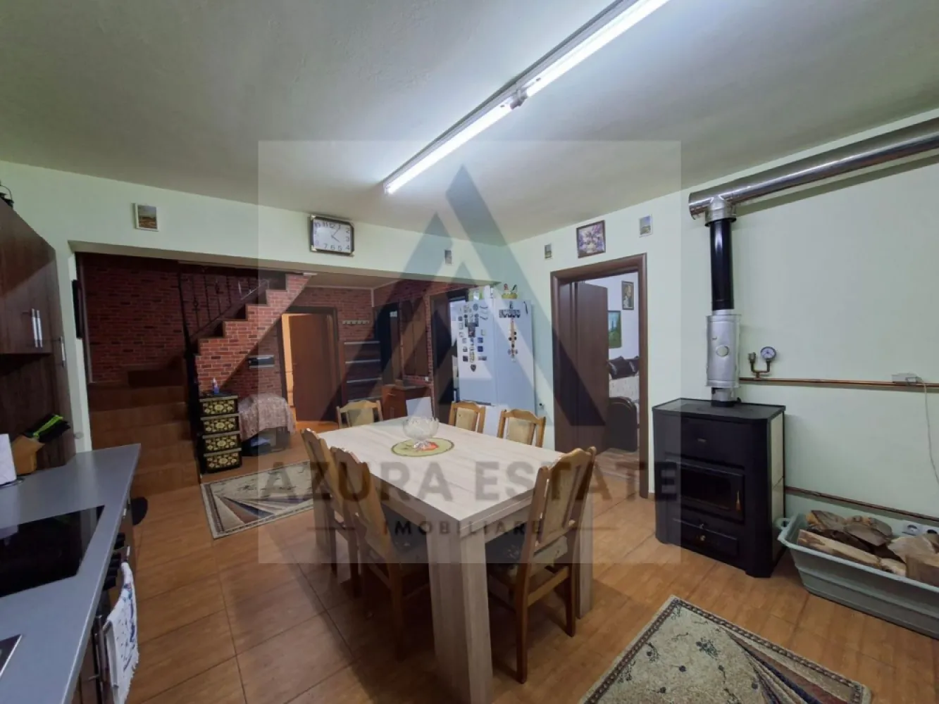 Locuinta 168 mp utili teren 306 mp si parcare privata in Selimbar - Agentia imobiliara Azura-Estate va propune spre vanzare o casa individuala, formata din 6 camere, 2 bai, terasa si balcoane, cu o suprafata utila de 168 mp si un teren imprejmuit de 306 mp in Selimbar. Dezvoltarea sustenabilă din ultimii ani a transformat zona într-un spațiu ideal pentru familii, cu acces facil la educație, cumpărături și divertisment. Liniștea străzilor se împletește cu energia orașului, oferind un stil de viață modern, dar ancorat în confort. Accesul rapid la autostrada A1 completează avantajele zonei, care reușește să îmbine armonios liniștea unei comunități familiale cu dinamica vieții moderne. Caracteristici si compartimentare: Parter: Living cu bucatarie open space cu acces pe terasa 2 dormitoare matrimoniale Baie generoasa Dressing sau debara pentru depozitare Etaj: Living generos cu spatiu pentru depozitare 2 dormitoare Baie Casa este bine intretinuta, dispune de o curte libera de peste 200 mp si se vinde complet mobilata utilata. Pretul de vanzare este de 196000 euro negociabil! }}