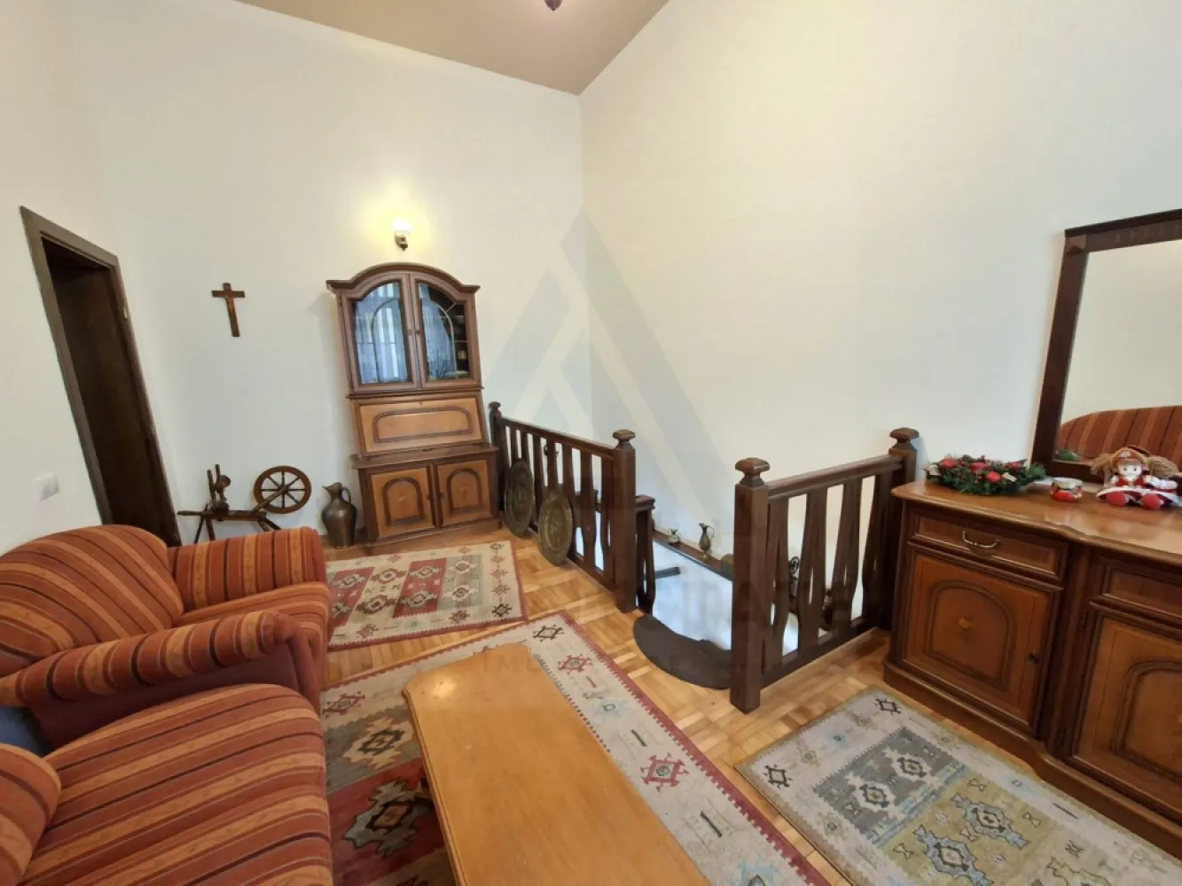 Apartament ultracentral 68 mp utili renovat premium Strada Arhivelor - Agentia imobiliara Azura-Estate va propune spre vanzare un apartament ultracentral, complet renovat, cu o suprafata utila de 68 mp, compus din living generos, dormitor, bucatatrie inchisa, baie cu fereastea in zona 0 a orasului, pretabil atat ca locuinta cat si ca investitie. Zona ultracentrală a Sibiului reprezintă una dintre cele mai exclusiviste și căutate locații ale orașului, oferind acces direct la farmecul istoric, la evenimente culturale și la cele mai importante puncte de interes. Apartamentul beneficiază de o poziționare excelentă, la câteva minute de mers pe jos de Piața Mare, Piața Mică, Podul Minciunilor și principalele atracții turistice. În imediata apropiere se găsesc parcuri, spații verzi, cafenele, restaurante, muzee, galerii de artă și zone pietonale vibrante, ideale pentru plimbări și relaxare. Zona este foarte bine deservită de magazine, farmacii, bănci și servicii diverse, oferind tot confortul necesar la doar câțiva pași distanță. Transportul în comun este ușor accesibil, iar conexiunile către toate direcțiile orașului sunt rapide. Caracteristici si compartimentare: Living generos si insorit Dormitor matrimonial Baie cu fereastra de aerisire Bucatarie inchisa complet utilata Dressing Apatamentul a fost recent renovat cu echipamente premium, scari din lemn masiv de frasin, mobilier lemn masiv, instalatii electrice si sanitare noi, ferestre lemn masiv, echipat complet. Pretul de vanzare este de 150000 euro negociabil! }}