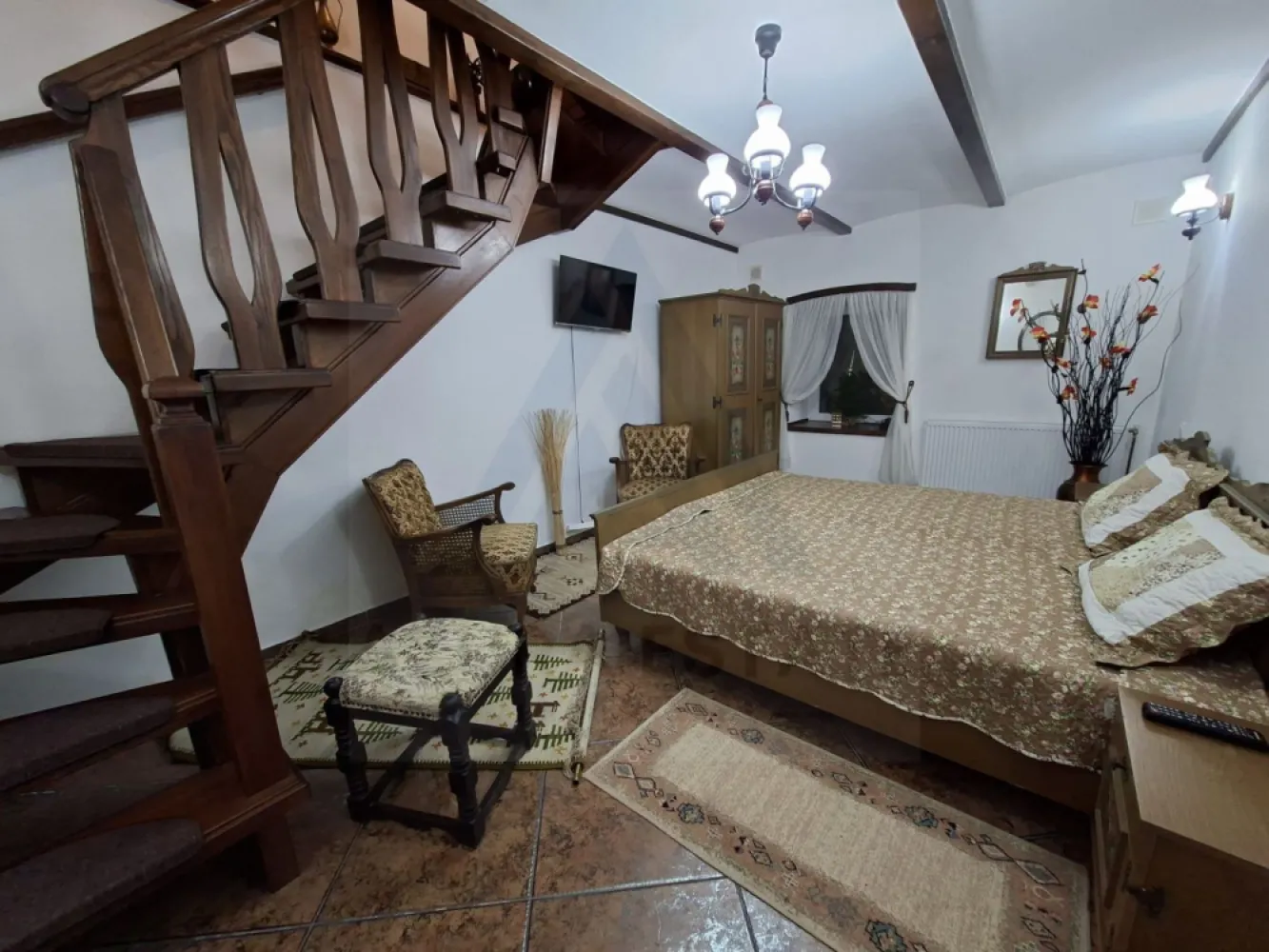 Apartament ultracentral 68 mp utili renovat premium Strada Arhivelor - Agentia imobiliara Azura-Estate va propune spre vanzare un apartament ultracentral, complet renovat, cu o suprafata utila de 68 mp, compus din living generos, dormitor, bucatatrie inchisa, baie cu fereastea in zona 0 a orasului, pretabil atat ca locuinta cat si ca investitie. Zona ultracentrală a Sibiului reprezintă una dintre cele mai exclusiviste și căutate locații ale orașului, oferind acces direct la farmecul istoric, la evenimente culturale și la cele mai importante puncte de interes. Apartamentul beneficiază de o poziționare excelentă, la câteva minute de mers pe jos de Piața Mare, Piața Mică, Podul Minciunilor și principalele atracții turistice. În imediata apropiere se găsesc parcuri, spații verzi, cafenele, restaurante, muzee, galerii de artă și zone pietonale vibrante, ideale pentru plimbări și relaxare. Zona este foarte bine deservită de magazine, farmacii, bănci și servicii diverse, oferind tot confortul necesar la doar câțiva pași distanță. Transportul în comun este ușor accesibil, iar conexiunile către toate direcțiile orașului sunt rapide. Caracteristici si compartimentare: Living generos si insorit Dormitor matrimonial Baie cu fereastra de aerisire Bucatarie inchisa complet utilata Dressing Apatamentul a fost recent renovat cu echipamente premium, scari din lemn masiv de frasin, mobilier lemn masiv, instalatii electrice si sanitare noi, ferestre lemn masiv, echipat complet. Pretul de vanzare este de 150000 euro negociabil! }}