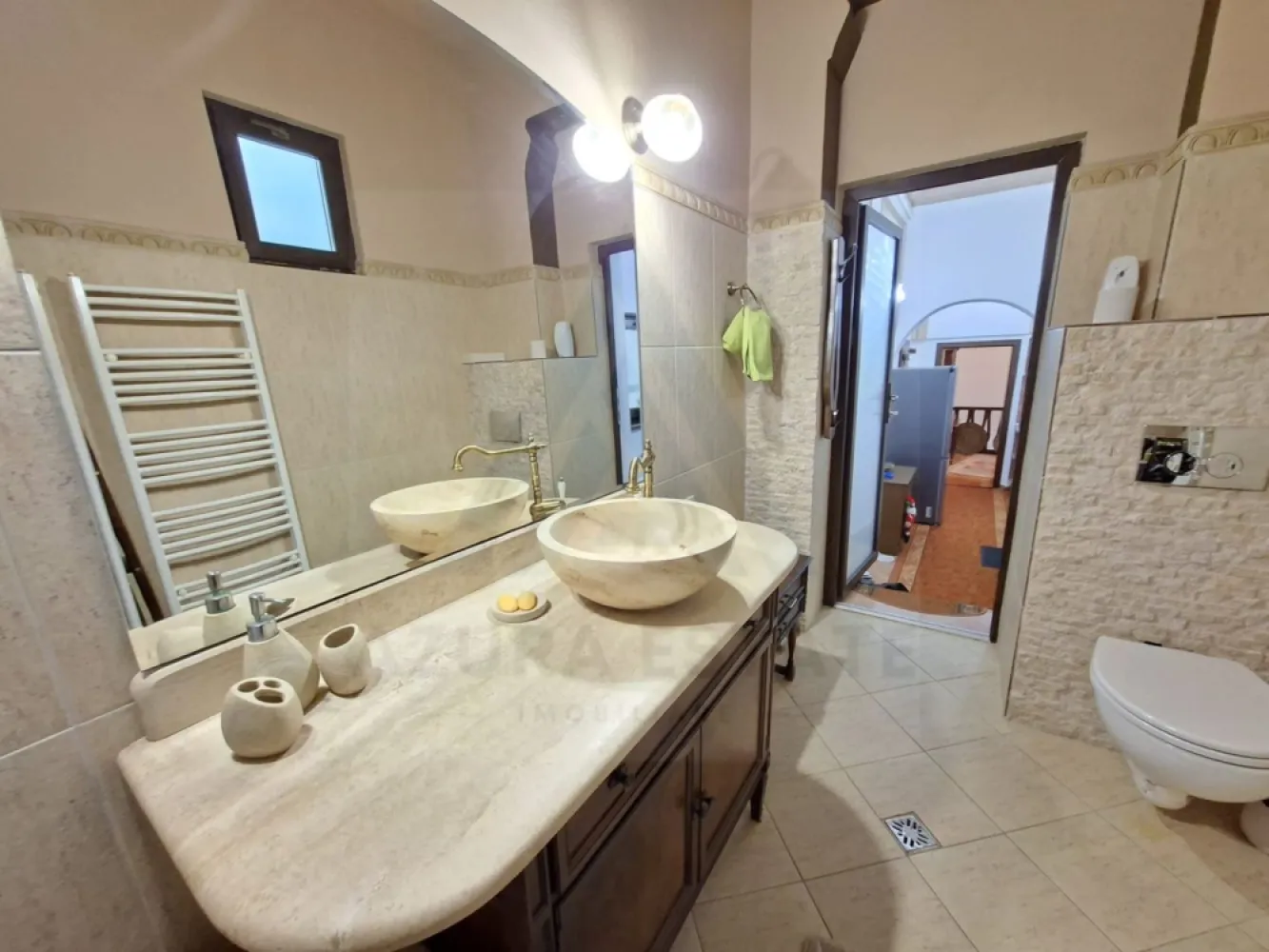 Apartament ultracentral 68 mp utili renovat premium Strada Arhivelor - Agentia imobiliara Azura-Estate va propune spre vanzare un apartament ultracentral, complet renovat, cu o suprafata utila de 68 mp, compus din living generos, dormitor, bucatatrie inchisa, baie cu fereastea in zona 0 a orasului, pretabil atat ca locuinta cat si ca investitie. Zona ultracentrală a Sibiului reprezintă una dintre cele mai exclusiviste și căutate locații ale orașului, oferind acces direct la farmecul istoric, la evenimente culturale și la cele mai importante puncte de interes. Apartamentul beneficiază de o poziționare excelentă, la câteva minute de mers pe jos de Piața Mare, Piața Mică, Podul Minciunilor și principalele atracții turistice. În imediata apropiere se găsesc parcuri, spații verzi, cafenele, restaurante, muzee, galerii de artă și zone pietonale vibrante, ideale pentru plimbări și relaxare. Zona este foarte bine deservită de magazine, farmacii, bănci și servicii diverse, oferind tot confortul necesar la doar câțiva pași distanță. Transportul în comun este ușor accesibil, iar conexiunile către toate direcțiile orașului sunt rapide. Caracteristici si compartimentare: Living generos si insorit Dormitor matrimonial Baie cu fereastra de aerisire Bucatarie inchisa complet utilata Dressing Apatamentul a fost recent renovat cu echipamente premium, scari din lemn masiv de frasin, mobilier lemn masiv, instalatii electrice si sanitare noi, ferestre lemn masiv, echipat complet. Pretul de vanzare este de 150000 euro negociabil! }}