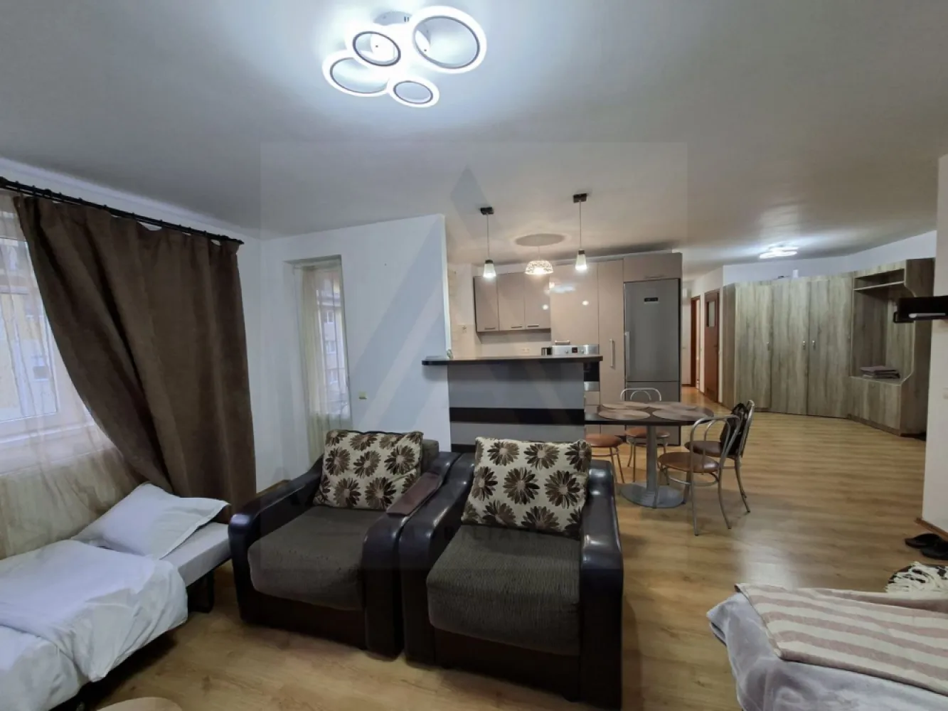 Apartament modern 3 camere 2 bai si parcare subterana in zona Rahovei - Agentia imobiliara Azura-Estate va propune spre vanzare un apartament generos cu o suprafata utila de 77 mp, compus din 3 camere, 2 bai, balcon si 2 locuri de parcare privata, situat intr-un imobil edificat din caramida in anul 2008 in zona Piata Rahovei din Sibiu. Piața Rahovei se remarcă printr-o poziționare excelentă în Sibiu, oferind acces rapid către centrul orașului și principalele artere de circulație, dar și o conectivitate facilă prin transportul public, cu stații de autobuz la câțiva pași. În proximitate se găsesc supermarketuri, magazine diverse, restaurante și cafenele, dar și școli, grădinițe și centre educaționale, ceea ce transformă zona într-un punct de interes major pentru cei care își doresc un stil de viață comod și accesibil. Caracteristici si compartimentare: Living generos cu bucatarie open space echipata premium, 2 dormitoare matrimoniale 2 bai dintre care una trnasformata in dressig Loc de parcare privat exterior + loc de parcare subteran Complex cu acces privat Pretul acestui apartament este de 152000 euro negociabil! }}