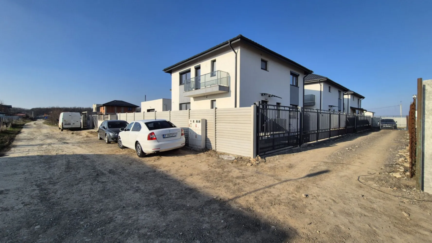 Vila individuala cu 4 Camere in Magurele - Vila individuala P+1 cu 4 camere si 2 bai, situata in orasul Magurele, intr-o zona rezidentiala, linistita, aproape de padure. * Ultima unitate disponibila ! Aceasta este compartimentata foarte eficient, astfel : La parter se afla un living spatios cu dinner de 37 mp, bucatarie 13 mp, hol la intrare de 5 mp, si baie de 5 mp. La etaj se afla 3 dormitoare, o baie si dressing, din care un dormitor matrimonial cu baie proprie si balcon. Suprafata utila a casei este de 119 mp. Casa este construita din caramida tip Porotherm, izolata cu polistiren de 10 cm si acoperita cu acoperis tip Lindab. Terenul casei este de 250 mp. Pentru varianta vilei cu teren de 300 mp, pretul este de 110.000 Euro. Utilitati: curent electric, fosa septica si put propriu. Incalzirea este asigurata de o centrala pe curent electric, pe sistem clasic de calorifere. Nu este bransata la reteaua de gaze. Accesul se face pe un drum neasfaltat, pietruit, pe o distanta de 300 metri. Asigurarea casei PAD este oferita la cumparare. Va asteptam cu drag, sa programam o vizionare, la numarul de telefon din anunt. Comision cumparator : 1% in pretul de achizitie. Imobilul este identificat cu nr cadastral 72485 , la adresa din str Soimului nr.35, oras Magurele, Jud. Ilfov. - Autex imobiliare Siguranta si incredere in imobiliare ! }}