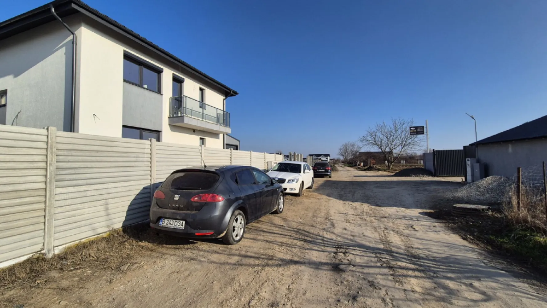 Vila individuala cu 4 Camere in Magurele - Vila individuala P+1 cu 4 camere si 2 bai, situata in orasul Magurele, intr-o zona rezidentiala, linistita, aproape de padure. * Ultima unitate disponibila ! Aceasta este compartimentata foarte eficient, astfel : La parter se afla un living spatios cu dinner de 37 mp, bucatarie 13 mp, hol la intrare de 5 mp, si baie de 5 mp. La etaj se afla 3 dormitoare, o baie si dressing, din care un dormitor matrimonial cu baie proprie si balcon. Suprafata utila a casei este de 119 mp. Casa este construita din caramida tip Porotherm, izolata cu polistiren de 10 cm si acoperita cu acoperis tip Lindab. Terenul casei este de 250 mp. Pentru varianta vilei cu teren de 300 mp, pretul este de 110.000 Euro. Utilitati: curent electric, fosa septica si put propriu. Incalzirea este asigurata de o centrala pe curent electric, pe sistem clasic de calorifere. Nu este bransata la reteaua de gaze. Accesul se face pe un drum neasfaltat, pietruit, pe o distanta de 300 metri. Asigurarea casei PAD este oferita la cumparare. Va asteptam cu drag, sa programam o vizionare, la numarul de telefon din anunt. Comision cumparator : 1% in pretul de achizitie. Imobilul este identificat cu nr cadastral 72485 , la adresa din str Soimului nr.35, oras Magurele, Jud. Ilfov. - Autex imobiliare Siguranta si incredere in imobiliare ! }}