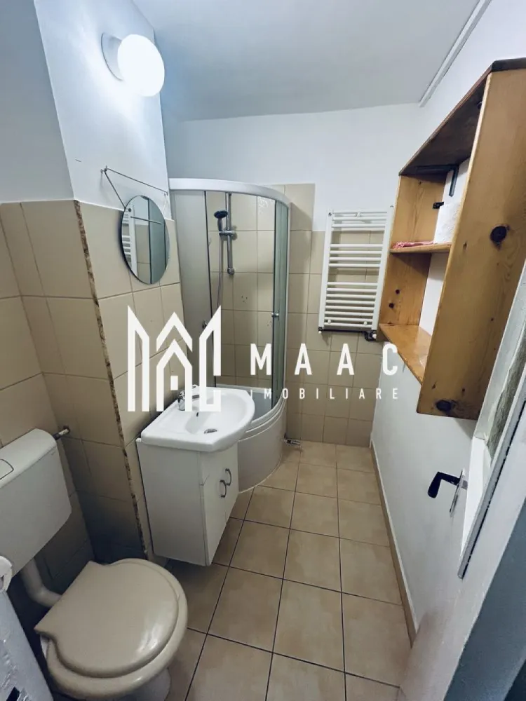 Garsonieră cu Balcon | 25 mp | Etaj 3/5 | Calea Dumbrăvii - Maac Imobiliare prezintă o garsonieră cochetă, complet renovată, situată într-o zonă ultracentrală, pe strada Siretului, colț cu Calea Dumbrăvii, în imediata apropiere de noul Campus Educațional și Parcul Sub Arini. Proprietatea se află la etajul 3 din 5 al unui bloc construit în 1980, bine întreținut, cu parcare amenajată în fața imobilului. Compartimentare practică: Cameră luminoasă și spațioasă Bucătărie separată Baie cu fereastră Debara utilă pentru depozitare Balcon cu vedere deschisă spre Calea Dumbrăvii Dotări și beneficii: Aer condiționat Centrală termică proprie Ușă metalică la intrare Acces facil din două direcții – Calea Dumbrăvii și Calea Cisnădiei Datorită poziției excelente, această garsonieră reprezintă o alegere ideală atât pentru locuit, cât și ca investiție, fiind foarte aproape de zonele universitare și de interes ale orașului. Pentru mai multe detalii precizati telefonic ca ati vazut anuntul cu ID: CP2809698. }}