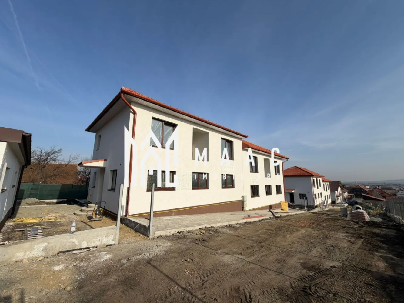Casă Tip Duplex | 4 Camere | 2 Balcoane | Terasă | Șura Mică - Maac Imobiliare prezintă spre vânzare o vilă tip duplex, situată într-o zonă liniștită din Șura Mică, cu acces facil către Sibiu și în imediata apropiere a punctelor de interes. Caracteristici generale: Regim de înălțime: P+E+Pod Suprafață utilă: 120 mp Suprafață construită: 150 mp Amprentă la sol: 70 mp Suprafață teren: 120 mp Suprafață curte liberă: 120 mp An construcție: 2024 Stadiu: Finalizată, predare la alb Compartimentare: Parter: Living spațios, bucătărie închisă, baie, terasă generoasă Etaj: 3 dormitoare, baie, 2 balcoane Pod: Disponibil pe toată suprafața casei Dotări și beneficii: Încălzire prin pardoseală la parter și calorifere la etaj Centrală termică pe gaz Geamuri termopan de înaltă calitate Perete dublu, izolat între case Acoperiș din țiglă Loc de parcare inclus în preț Curte cu acces auto Pentru mai multe detalii precizati telefonic ca ati vazut anuntul ID: CP2835270 }}