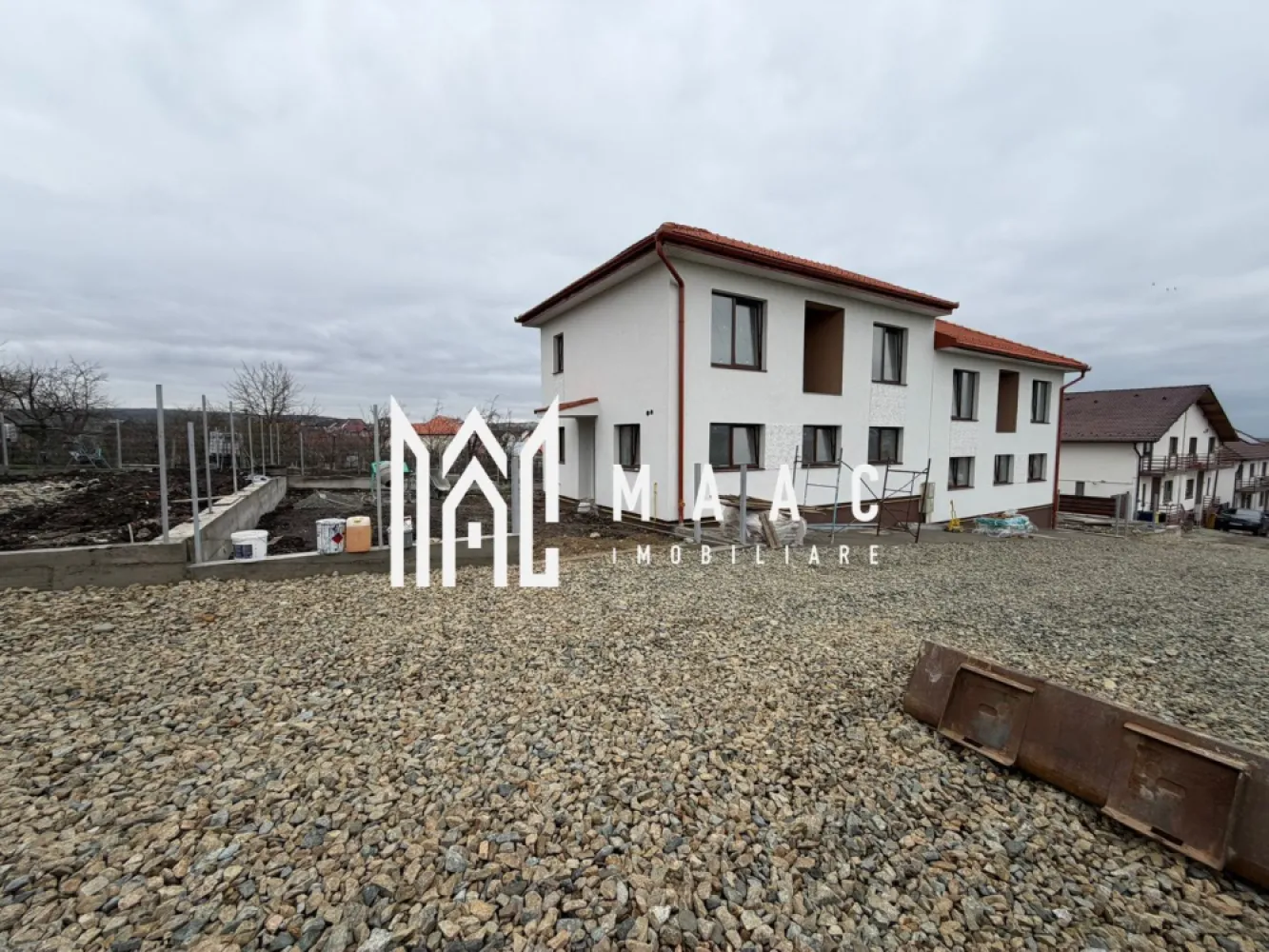 Casă Tip Duplex | 4 Camere | 2 Balcoane | Terasă | Șura Mică - Maac Imobiliare prezintă spre vânzare o vilă tip duplex, situată într-o zonă liniștită din Șura Mică, cu acces facil către Sibiu și în imediata apropiere a punctelor de interes. Caracteristici generale: Regim de înălțime: P+E+Pod Suprafață utilă: 120 mp Suprafață construită: 150 mp Amprentă la sol: 70 mp Suprafață teren: 120 mp Suprafață curte liberă: 120 mp An construcție: 2024 Stadiu: Finalizată, predare la alb Compartimentare: Parter: Living spațios, bucătărie închisă, baie, terasă generoasă Etaj: 3 dormitoare, baie, 2 balcoane Pod: Disponibil pe toată suprafața casei Dotări și beneficii: Încălzire prin pardoseală la parter și calorifere la etaj Centrală termică pe gaz Geamuri termopan de înaltă calitate Perete dublu, izolat între case Acoperiș din țiglă Loc de parcare inclus în preț Curte cu acces auto Pentru mai multe detalii precizati telefonic ca ati vazut anuntul ID: CP2835270 }}