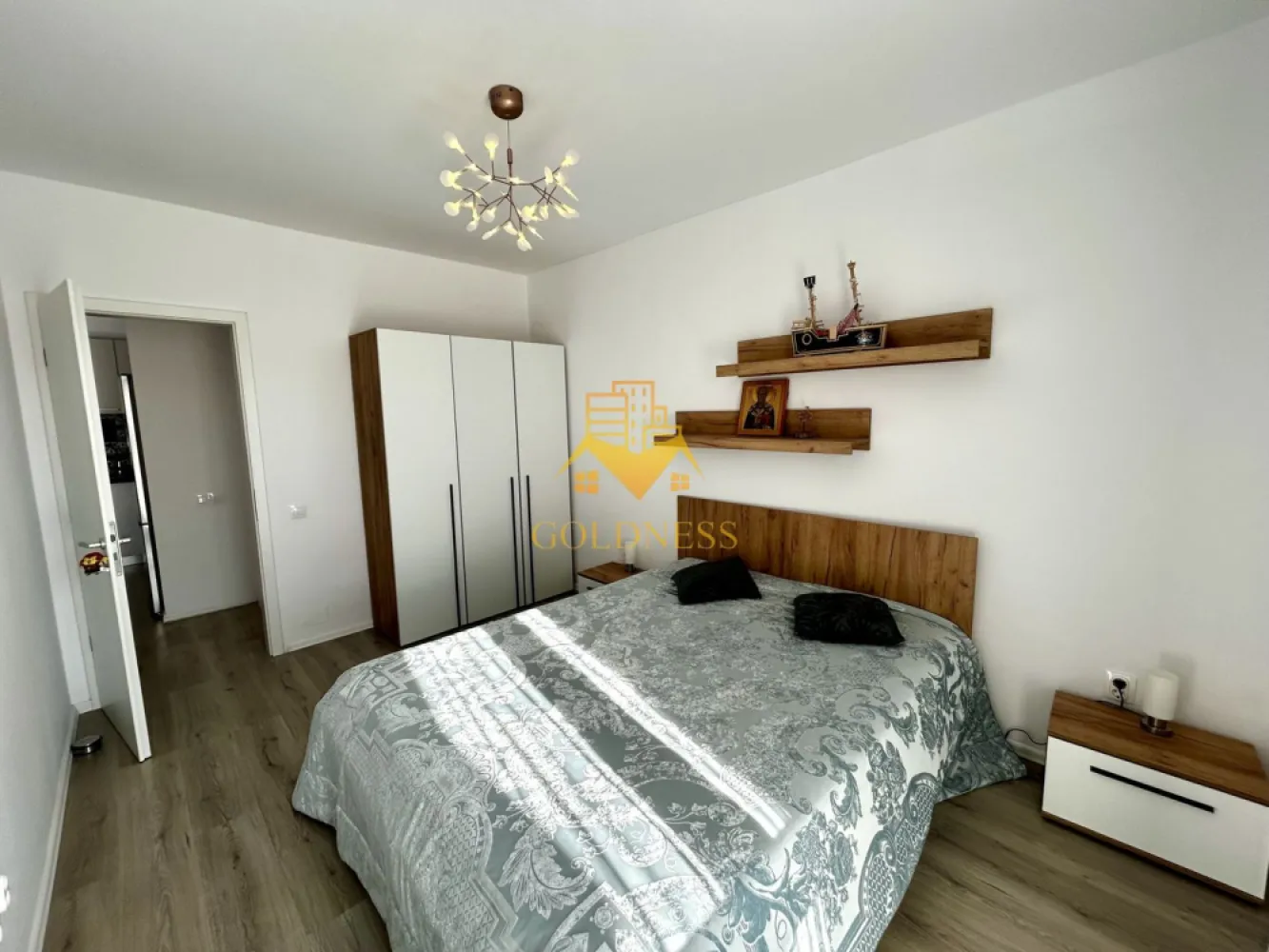 2 camere, modern, parcare, bloc nou, Buna ziua, Zona LIDL, Grand Hill - GOLDNESS Imobiliare vă propune spre închiriere un apartament cu 2 camere complet mobilat și utilat, la etajul 6 într-un imobil de 10 etaje, în Cartierul Buna Ziua. Dispune de loc de parcare subteran! Se află în apropierea stațiilor de transport în comun, magazine, restaurante, spații verzi, farmacii, etc. Apartamentul este compartimentat astfel: - dormitor cu pat matrimonial, dressing, noptiere - living cu bucatarie open space complet utilată, canapea extensibilă, loc de servit masa - baie cu cabina de dus, calorifer port prosop și dulap pentru depozitare. - terasa de 9 mp. Imobilul este dotat cu toate cele necesare- centrală proprie, mașină de spălat haine, frigider, plită electrică, hotă, etc. Dacă sunteți interesați de acest apartament și doriți să îl vizionați, dar și pentru alte oferte nu ezitați să ne contactați telefonic sau prin e-mail. Vă stăm la dispoziție! Pentru intermediere se percepe un comision de 50% din prețul chiriei! }}