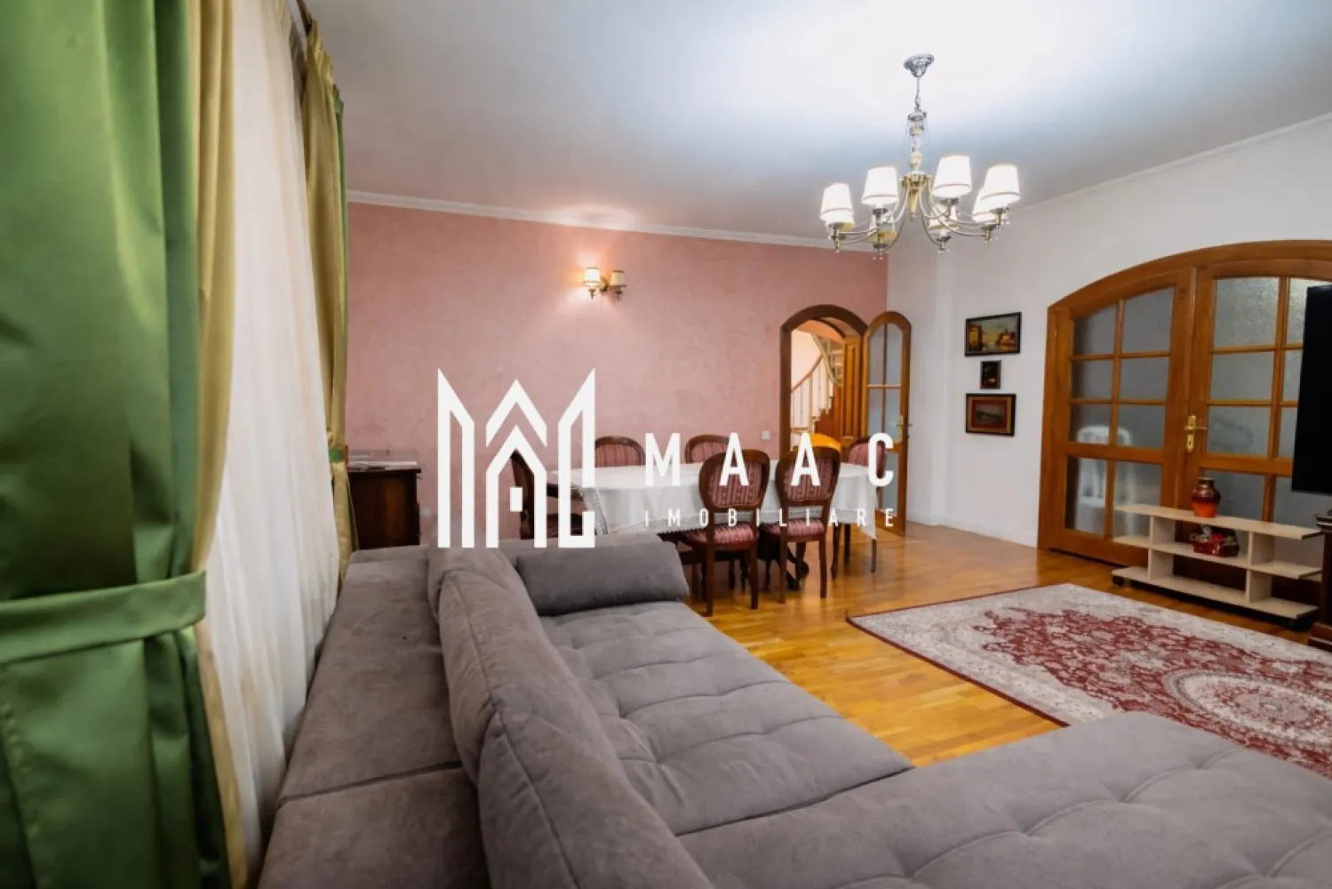 Apartament 4 camere I Decomandat I Garaj I B-dul Victoriei - MAAC Imobiliare vă propune spre vânzare un apartament cu 4 camere, decomandat, situat în zonă centrală, la etajul 2 din 2, într-un imobil solid, cu arhitectură clasică și vecinătate selectă. Proprietatea se remarcă prin volumetrie generoasă, finisaje de calitate și o atmosferă elegantă, specifică locuințelor cu personalitate. In alcatuire avem: 4 camere decomandate, bine proporționate; bucătărie închisă; 2 băi (una cu dus, alta cu vana- ambele cu aerisire); dressing; 3 balcoane ( toate inchise; intr-unul e amenajata inca o zona de gatit). Interiorul dezvaluie tavane înalte ce amplifică senzația de spațiu, parchet din lemn masiv, uși interioare din stejar, ferestre cu dimensiuni generoase. Apartamentul a fost renovat si este foarte bine intretinut. Aferente; pivnita, garaj; cota parte din boxa de depozitare si pod. Ideal pentru rezidență personală sau investiție. Poziționare centrală, cu acces rapid către centrul istoric si Parcul Sub Arini. Proprietate rară, ce îmbină farmecul arhitecturii clasice cu confortul modern, potrivită pentru cei care apreciază spațiile ample, luminozitatea și calitatea construcției. Pentru mai multe detalii precizati telefonic ca ati vazut anuntul cu ID:CP3007745 }}