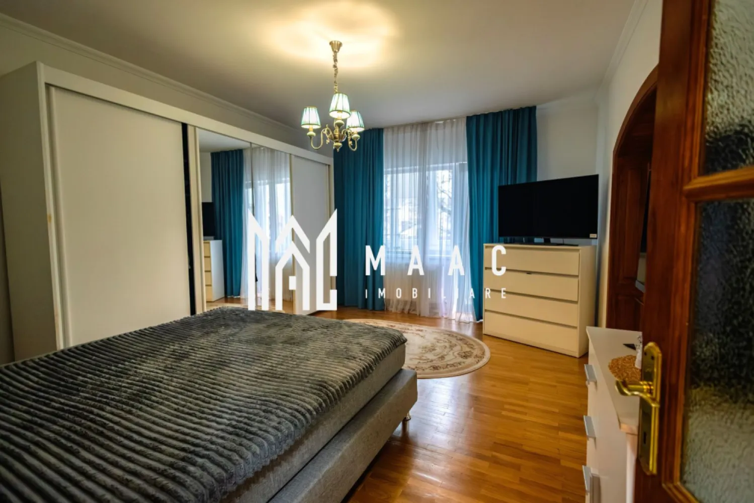 Apartament 4 camere I Decomandat I Garaj I B-dul Victoriei - MAAC Imobiliare vă propune spre vânzare un apartament cu 4 camere, decomandat, situat în zonă centrală, la etajul 2 din 2, într-un imobil solid, cu arhitectură clasică și vecinătate selectă. Proprietatea se remarcă prin volumetrie generoasă, finisaje de calitate și o atmosferă elegantă, specifică locuințelor cu personalitate. In alcatuire avem: 4 camere decomandate, bine proporționate; bucătărie închisă; 2 băi (una cu dus, alta cu vana- ambele cu aerisire); dressing; 3 balcoane ( toate inchise; intr-unul e amenajata inca o zona de gatit). Interiorul dezvaluie tavane înalte ce amplifică senzația de spațiu, parchet din lemn masiv, uși interioare din stejar, ferestre cu dimensiuni generoase. Apartamentul a fost renovat si este foarte bine intretinut. Aferente; pivnita, garaj; cota parte din boxa de depozitare si pod. Ideal pentru rezidență personală sau investiție. Poziționare centrală, cu acces rapid către centrul istoric si Parcul Sub Arini. Proprietate rară, ce îmbină farmecul arhitecturii clasice cu confortul modern, potrivită pentru cei care apreciază spațiile ample, luminozitatea și calitatea construcției. Pentru mai multe detalii precizati telefonic ca ati vazut anuntul cu ID:CP3007745 }}