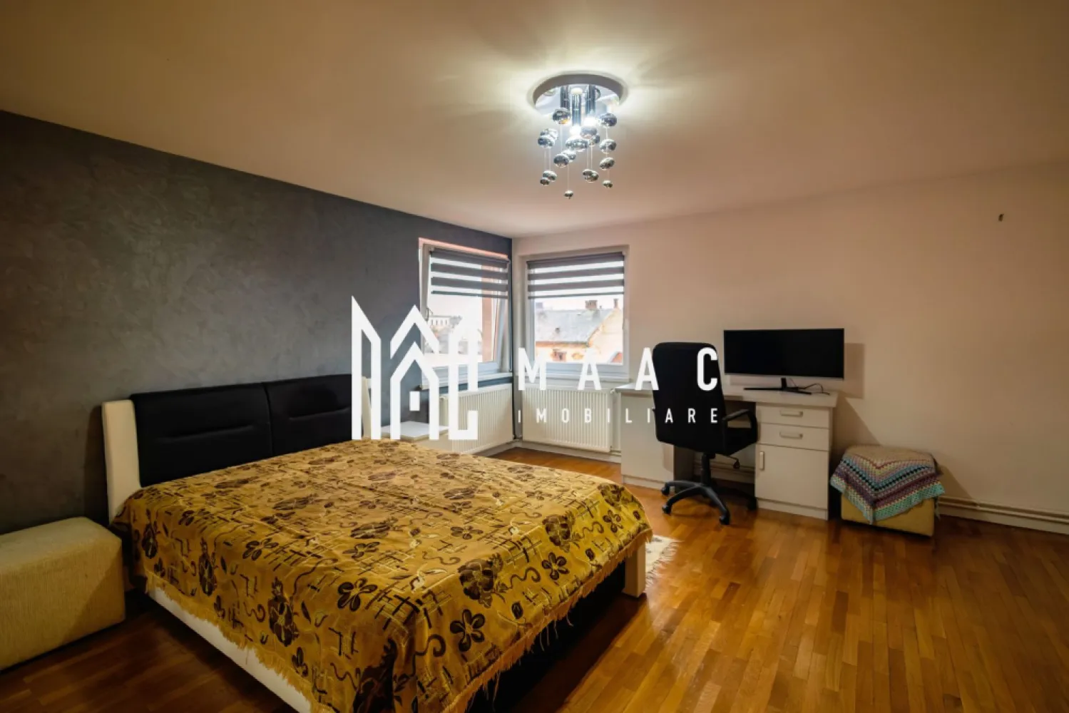 Apartament 4 camere I Decomandat I Garaj I B-dul Victoriei - MAAC Imobiliare vă propune spre vânzare un apartament cu 4 camere, decomandat, situat în zonă centrală, la etajul 2 din 2, într-un imobil solid, cu arhitectură clasică și vecinătate selectă. Proprietatea se remarcă prin volumetrie generoasă, finisaje de calitate și o atmosferă elegantă, specifică locuințelor cu personalitate. In alcatuire avem: 4 camere decomandate, bine proporționate; bucătărie închisă; 2 băi (una cu dus, alta cu vana- ambele cu aerisire); dressing; 3 balcoane ( toate inchise; intr-unul e amenajata inca o zona de gatit). Interiorul dezvaluie tavane înalte ce amplifică senzația de spațiu, parchet din lemn masiv, uși interioare din stejar, ferestre cu dimensiuni generoase. Apartamentul a fost renovat si este foarte bine intretinut. Aferente; pivnita, garaj; cota parte din boxa de depozitare si pod. Ideal pentru rezidență personală sau investiție. Poziționare centrală, cu acces rapid către centrul istoric si Parcul Sub Arini. Proprietate rară, ce îmbină farmecul arhitecturii clasice cu confortul modern, potrivită pentru cei care apreciază spațiile ample, luminozitatea și calitatea construcției. Pentru mai multe detalii precizati telefonic ca ati vazut anuntul cu ID:CP3007745 }}