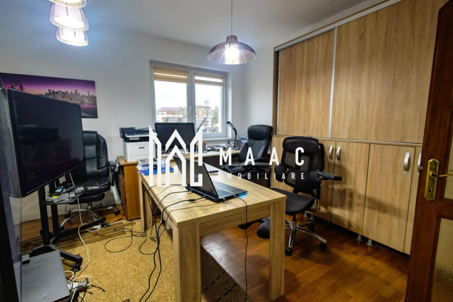 Apartament 4 camere I Decomandat I Garaj I B-dul Victoriei - MAAC Imobiliare vă propune spre vânzare un apartament cu 4 camere, decomandat, situat în zonă centrală, la etajul 2 din 2, într-un imobil solid, cu arhitectură clasică și vecinătate selectă. Proprietatea se remarcă prin volumetrie generoasă, finisaje de calitate și o atmosferă elegantă, specifică locuințelor cu personalitate. In alcatuire avem: 4 camere decomandate, bine proporționate; bucătărie închisă; 2 băi (una cu dus, alta cu vana- ambele cu aerisire); dressing; 3 balcoane ( toate inchise; intr-unul e amenajata inca o zona de gatit). Interiorul dezvaluie tavane înalte ce amplifică senzația de spațiu, parchet din lemn masiv, uși interioare din stejar, ferestre cu dimensiuni generoase. Apartamentul a fost renovat si este foarte bine intretinut. Aferente; pivnita, garaj; cota parte din boxa de depozitare si pod. Ideal pentru rezidență personală sau investiție. Poziționare centrală, cu acces rapid către centrul istoric si Parcul Sub Arini. Proprietate rară, ce îmbină farmecul arhitecturii clasice cu confortul modern, potrivită pentru cei care apreciază spațiile ample, luminozitatea și calitatea construcției. Pentru mai multe detalii precizati telefonic ca ati vazut anuntul cu ID:CP3007745 }}