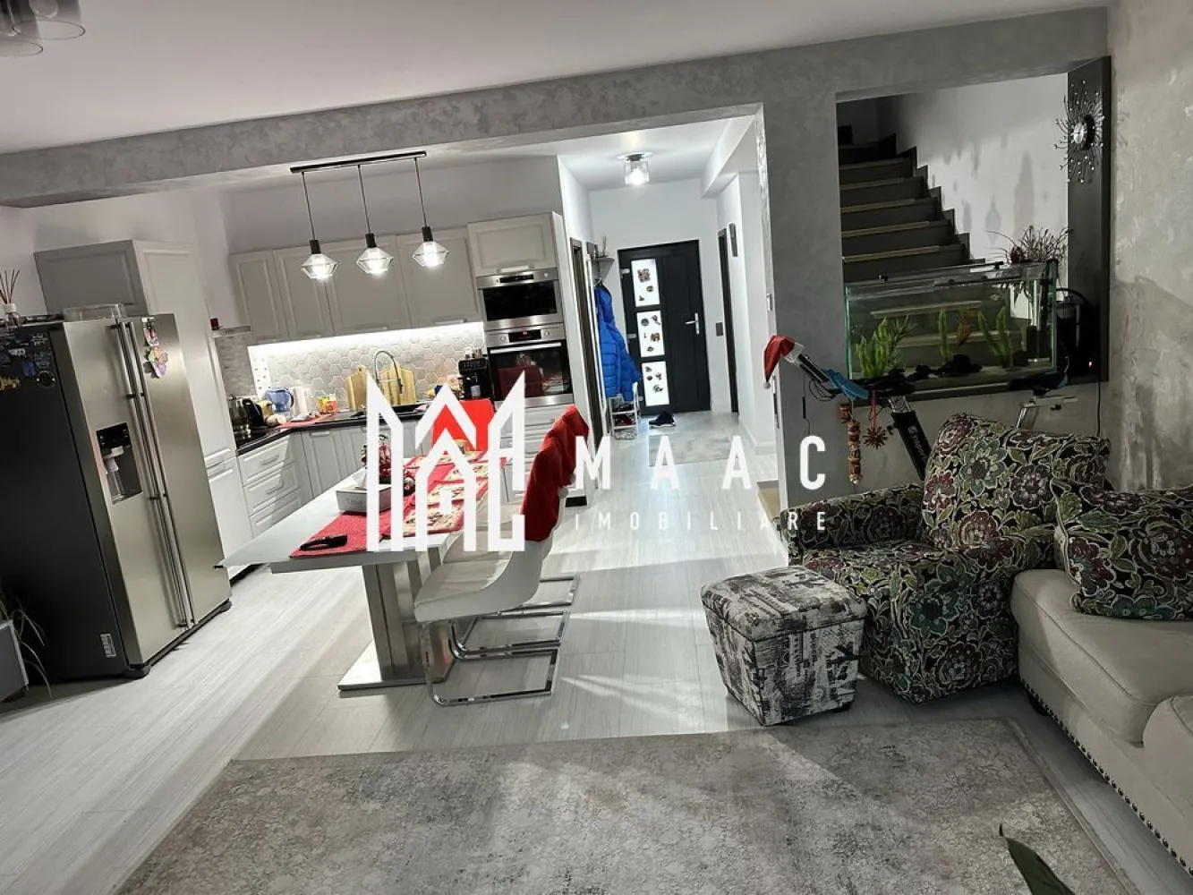 Casă insiruita 4 camere | 150 mpu | Selimbar - MAAC Imobiliare vă propune spre vânzare o casă intr-o zonă liniștită din Șelimbăr construită în 2016, pe un teren de 318 mp. Proprietatea oferă aproximativ 150 mp utili, distribuiți pe parter și etaj. La parter regăsim holul, o baie, dressingul, bucătăria și livingul open-space, precum și terasa exterioară. Etajul este format din trei camere, fiecare cu balcon, două băi și un hol. Curtea este amenajată, dispune de garaj și patru locuri de parcare, iar întreaga proprietate este împrejmuită și dotată cu poartă pietonală și auto. Casa se predă la cheie, cu toate utilitățile disponibile. Pentru mai multe detalii, vă rugăm sa ne contactați, specificand ID: CP2809096 }}