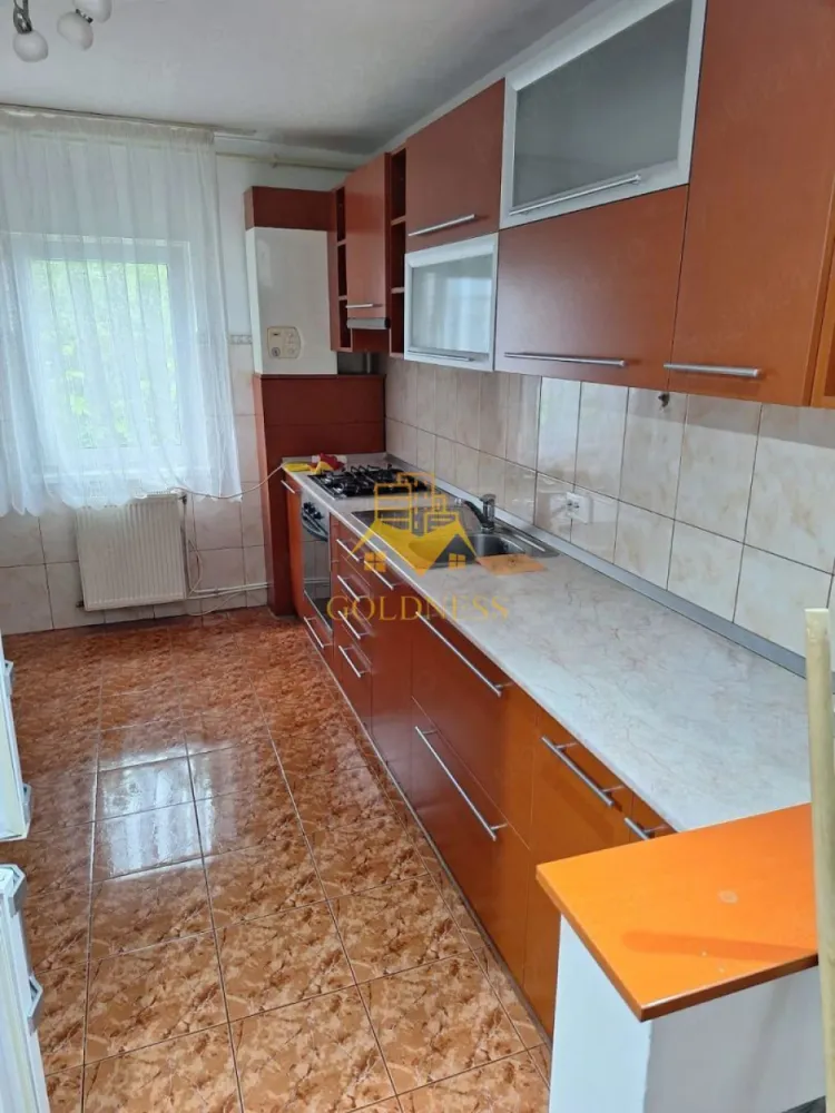 3 camere, Cartierul Marasti, Bvd. 21 dec 1989, București, Lidl - GOLDNESS Imobiliare vă propune spre închiriere un apartament cu 3 camere complet mobilat și utilat, la etajul 3 într-un imobil de 4 etaje, în Cartierul Marasti. Posibilitate de parcare la liber în zona. Se află în apropierea stațiilor de transport în comun, magazine, restaurante, spații verzi, farmacii, etc. Apartamentul este compartimentat astfel: - dormitor cu pat matrimonial, dressing, noptiere - dormitor cu canapea extensibilă - living cu canapea extensibilă - bucătărie complet utilată și mobilată, loc de servit masa - baie cu cada, baie serviciu, calorifer port prosop și dulap pentru depozitare. - balcon 5mp. Imobilul este dotat cu toate cele necesare- centrală proprie, frigider, aragaz, hotă, mașină de spălat haine, etc. Dacă sunteți interesați de acest apartament și doriți să îl vizionați, dar și pentru alte oferte nu ezitați să ne contactați telefonic sau prin e-mail. Vă stăm la dispoziție! Pentru intermediere se percepe un comision de 50% din prețul chiriei! }}