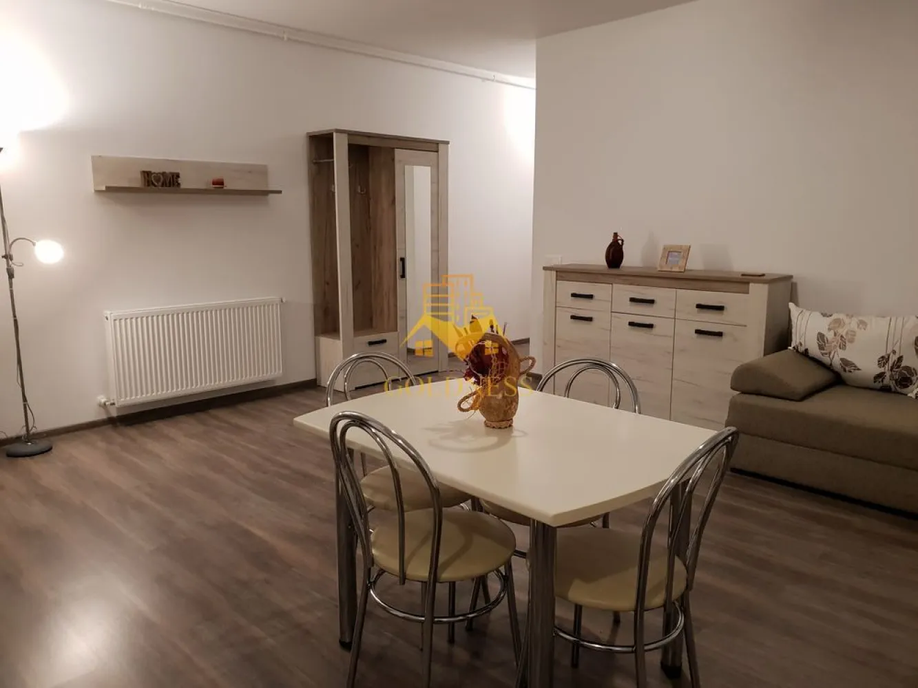 2 camere, Europa, Eugen Ionesco, Calea Turzii, Leroy Merlin, Parcare - GOLDNESS Imobiliare vă propune spre închiriere un apartament cu 2 camere complet mobilat și utilat, la etajul 1 într-un imobil de 5 etaje, în Cartierul Europa. Dispune de loc de parcare subterana! Se află în apropierea stațiilor de transport în comun, magazine, restaurante, spații verzi, farmacii, etc. Apartamentul este compartimentat astfel: - dormitor cu pat matrimonial, dressing, noptiere - living cu canapea extensibilă - bucătărie complet open space utilată și mobilată, loc de servit masa - baie cu cada, calorifer port prosop și dulap pentru depozitare. - balcon 5mp. Imobilul este dotat cu toate cele necesare- centrală proprie, frigider, aragaz, hotă, mașină de spălat haine, etc. Dacă sunteți interesați de acest apartament și doriți să îl vizionați, dar și pentru alte oferte nu ezitați să ne contactați telefonic sau prin e-mail. Vă stăm la dispoziție! Pentru intermediere se percepe un comision de 50% din prețul chiriei! }}