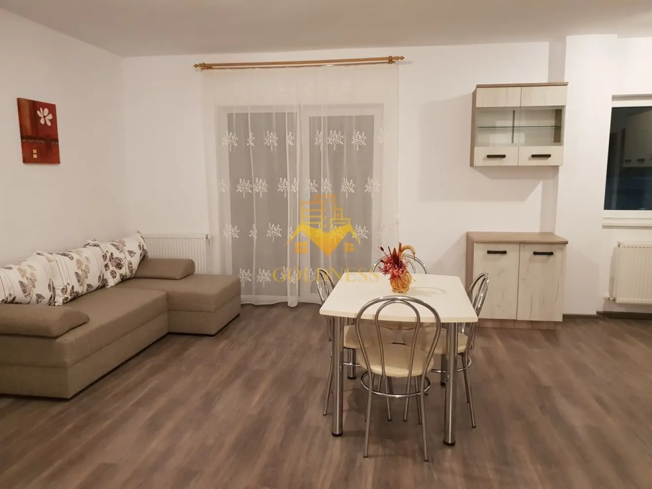 2 camere, Europa, Eugen Ionesco, Calea Turzii, Leroy Merlin, Parcare - GOLDNESS Imobiliare vă propune spre închiriere un apartament cu 2 camere complet mobilat și utilat, la etajul 1 într-un imobil de 5 etaje, în Cartierul Europa. Dispune de loc de parcare subterana! Se află în apropierea stațiilor de transport în comun, magazine, restaurante, spații verzi, farmacii, etc. Apartamentul este compartimentat astfel: - dormitor cu pat matrimonial, dressing, noptiere - living cu canapea extensibilă - bucătărie complet open space utilată și mobilată, loc de servit masa - baie cu cada, calorifer port prosop și dulap pentru depozitare. - balcon 5mp. Imobilul este dotat cu toate cele necesare- centrală proprie, frigider, aragaz, hotă, mașină de spălat haine, etc. Dacă sunteți interesați de acest apartament și doriți să îl vizionați, dar și pentru alte oferte nu ezitați să ne contactați telefonic sau prin e-mail. Vă stăm la dispoziție! Pentru intermediere se percepe un comision de 50% din prețul chiriei! }}