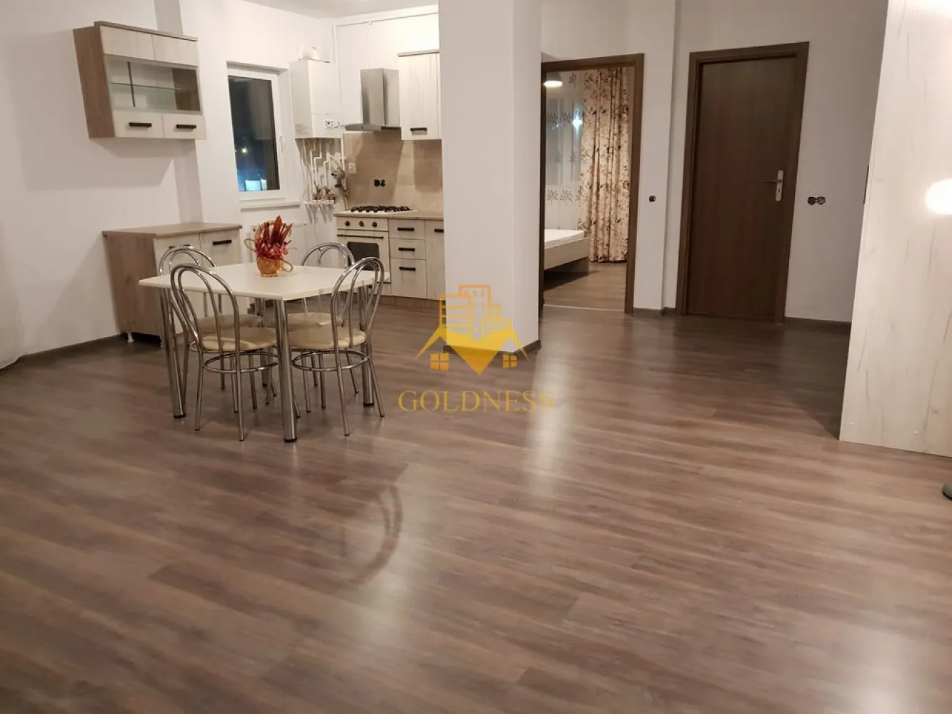 2 camere, Europa, Eugen Ionesco, Calea Turzii, Leroy Merlin, Parcare - GOLDNESS Imobiliare vă propune spre închiriere un apartament cu 2 camere complet mobilat și utilat, la etajul 1 într-un imobil de 5 etaje, în Cartierul Europa. Dispune de loc de parcare subterana! Se află în apropierea stațiilor de transport în comun, magazine, restaurante, spații verzi, farmacii, etc. Apartamentul este compartimentat astfel: - dormitor cu pat matrimonial, dressing, noptiere - living cu canapea extensibilă - bucătărie complet open space utilată și mobilată, loc de servit masa - baie cu cada, calorifer port prosop și dulap pentru depozitare. - balcon 5mp. Imobilul este dotat cu toate cele necesare- centrală proprie, frigider, aragaz, hotă, mașină de spălat haine, etc. Dacă sunteți interesați de acest apartament și doriți să îl vizionați, dar și pentru alte oferte nu ezitați să ne contactați telefonic sau prin e-mail. Vă stăm la dispoziție! Pentru intermediere se percepe un comision de 50% din prețul chiriei! }}