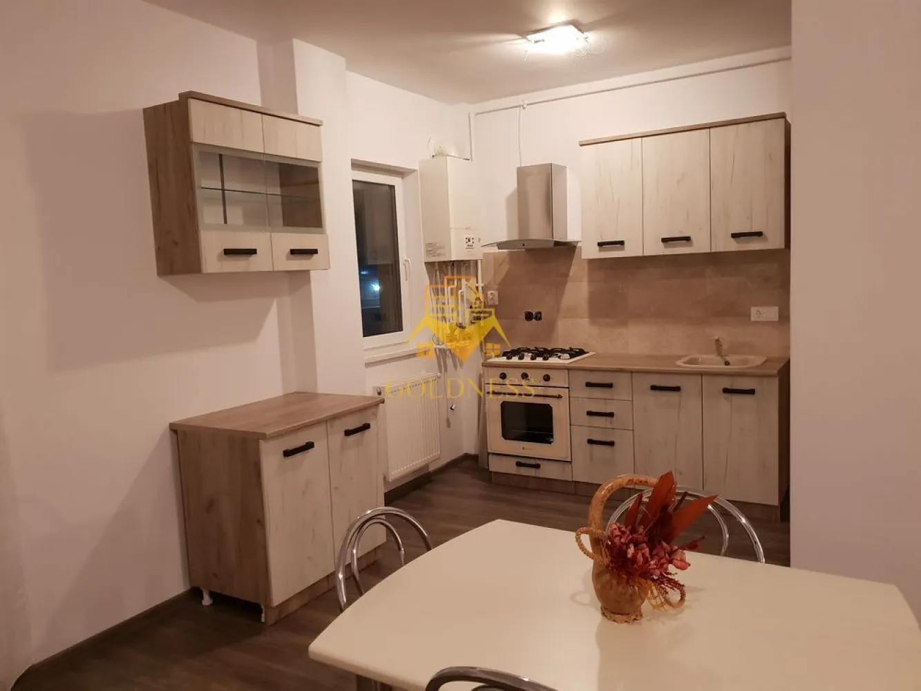 2 camere, Europa, Eugen Ionesco, Calea Turzii, Leroy Merlin, Parcare - GOLDNESS Imobiliare vă propune spre închiriere un apartament cu 2 camere complet mobilat și utilat, la etajul 1 într-un imobil de 5 etaje, în Cartierul Europa. Dispune de loc de parcare subterana! Se află în apropierea stațiilor de transport în comun, magazine, restaurante, spații verzi, farmacii, etc. Apartamentul este compartimentat astfel: - dormitor cu pat matrimonial, dressing, noptiere - living cu canapea extensibilă - bucătărie complet open space utilată și mobilată, loc de servit masa - baie cu cada, calorifer port prosop și dulap pentru depozitare. - balcon 5mp. Imobilul este dotat cu toate cele necesare- centrală proprie, frigider, aragaz, hotă, mașină de spălat haine, etc. Dacă sunteți interesați de acest apartament și doriți să îl vizionați, dar și pentru alte oferte nu ezitați să ne contactați telefonic sau prin e-mail. Vă stăm la dispoziție! Pentru intermediere se percepe un comision de 50% din prețul chiriei! }}