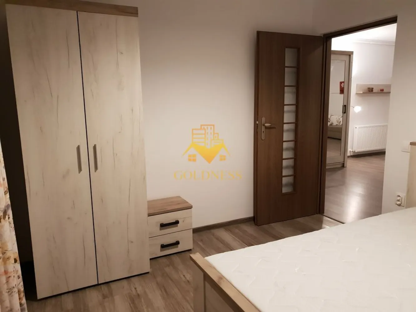 2 camere, Europa, Eugen Ionesco, Calea Turzii, Leroy Merlin, Parcare - GOLDNESS Imobiliare vă propune spre închiriere un apartament cu 2 camere complet mobilat și utilat, la etajul 1 într-un imobil de 5 etaje, în Cartierul Europa. Dispune de loc de parcare subterana! Se află în apropierea stațiilor de transport în comun, magazine, restaurante, spații verzi, farmacii, etc. Apartamentul este compartimentat astfel: - dormitor cu pat matrimonial, dressing, noptiere - living cu canapea extensibilă - bucătărie complet open space utilată și mobilată, loc de servit masa - baie cu cada, calorifer port prosop și dulap pentru depozitare. - balcon 5mp. Imobilul este dotat cu toate cele necesare- centrală proprie, frigider, aragaz, hotă, mașină de spălat haine, etc. Dacă sunteți interesați de acest apartament și doriți să îl vizionați, dar și pentru alte oferte nu ezitați să ne contactați telefonic sau prin e-mail. Vă stăm la dispoziție! Pentru intermediere se percepe un comision de 50% din prețul chiriei! }}