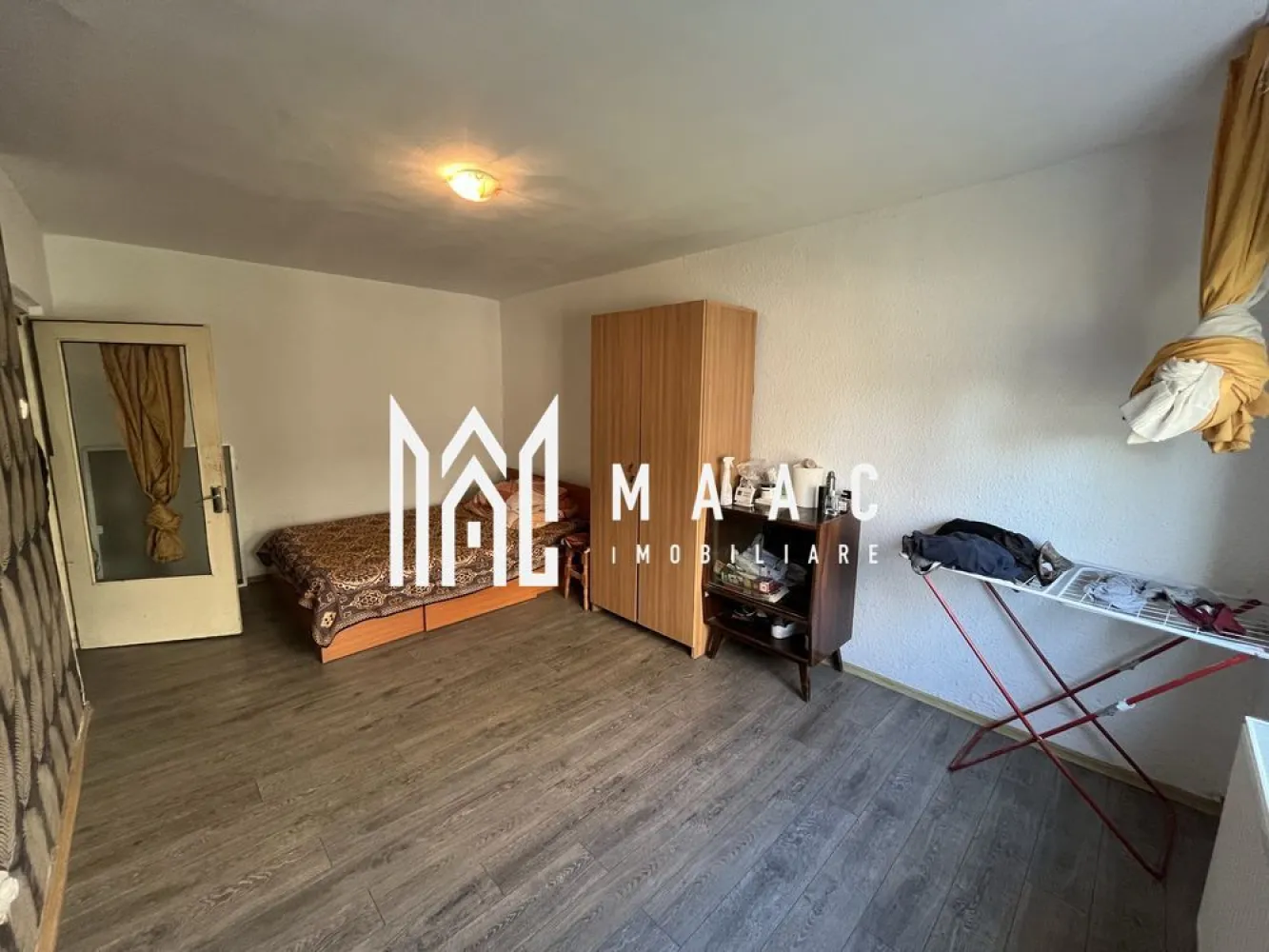 Garsonieră Nord | parter | centrală proprie | - MAAC IMOBILIARE vă prezintă spre vânzare o garsonieră cu un potențial deosebit, situată într-una dintre cele mai apreciate zone ale orașului – Zona Nord, recunoscută pentru accesibilitate și confort urban. Amplasată la parterul unui imobil solid cu regim de înălțime P+4, proprietatea oferă un avantaj major prin accesul facil, fiind ideală atât pentru locuință personală, cât și pentru investiție sigură. Un spațiu gândit pentru confort și funcționalitate: Garsoniera beneficiază de centrală termică proprie, oferind independență și eficiență energetică, iar tâmplăria PVC cu geam termopan asigură izolare optimă și liniște. În plus, proprietatea dispune de boxă închisă, un element extrem de util pentru depozitare suplimentară. Localizare premium: Poziționarea este unul dintre cele mai mari atuuri – în imediata apropiere regăsim tot ceea ce este esențial pentru un stil de viață modern: -unități de învățământ (școli, licee, grădinițe) -spital -piață agroalimentară -supermarketuri și magazine diverse Totul este la câțiva pași distanță, oferind un echilibru perfect între confort și mobilitate urbană. Versatilitate și investiție sigură: Datorită amplasării la parter, proprietatea poate fi valorificată cu ușurință și în scopuri comerciale (birou, cabinet, spațiu servicii), în funcție de necesități și autorizări. De ce să alegi această proprietate: -Zonă de top, extrem de căutată -Acces rapid și facil -Costuri eficiente de întreținere -Ideală pentru locuit sau investiție -Spațiu suplimentar (boxă) inclus CP3018060 }}