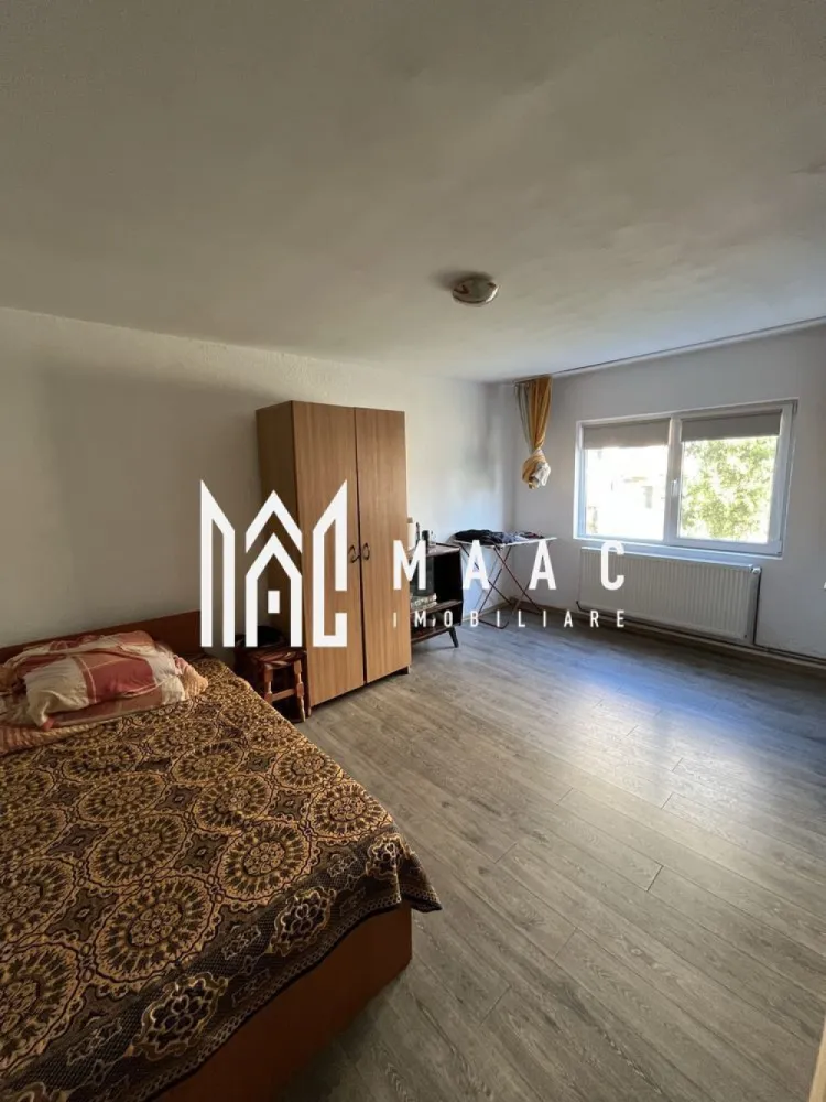 Garsonieră Nord | parter | centrală proprie | - MAAC IMOBILIARE vă prezintă spre vânzare o garsonieră cu un potențial deosebit, situată într-una dintre cele mai apreciate zone ale orașului – Zona Nord, recunoscută pentru accesibilitate și confort urban. Amplasată la parterul unui imobil solid cu regim de înălțime P+4, proprietatea oferă un avantaj major prin accesul facil, fiind ideală atât pentru locuință personală, cât și pentru investiție sigură. Un spațiu gândit pentru confort și funcționalitate: Garsoniera beneficiază de centrală termică proprie, oferind independență și eficiență energetică, iar tâmplăria PVC cu geam termopan asigură izolare optimă și liniște. În plus, proprietatea dispune de boxă închisă, un element extrem de util pentru depozitare suplimentară. Localizare premium: Poziționarea este unul dintre cele mai mari atuuri – în imediata apropiere regăsim tot ceea ce este esențial pentru un stil de viață modern: -unități de învățământ (școli, licee, grădinițe) -spital -piață agroalimentară -supermarketuri și magazine diverse Totul este la câțiva pași distanță, oferind un echilibru perfect între confort și mobilitate urbană. Versatilitate și investiție sigură: Datorită amplasării la parter, proprietatea poate fi valorificată cu ușurință și în scopuri comerciale (birou, cabinet, spațiu servicii), în funcție de necesități și autorizări. De ce să alegi această proprietate: -Zonă de top, extrem de căutată -Acces rapid și facil -Costuri eficiente de întreținere -Ideală pentru locuit sau investiție -Spațiu suplimentar (boxă) inclus CP3018060 }}