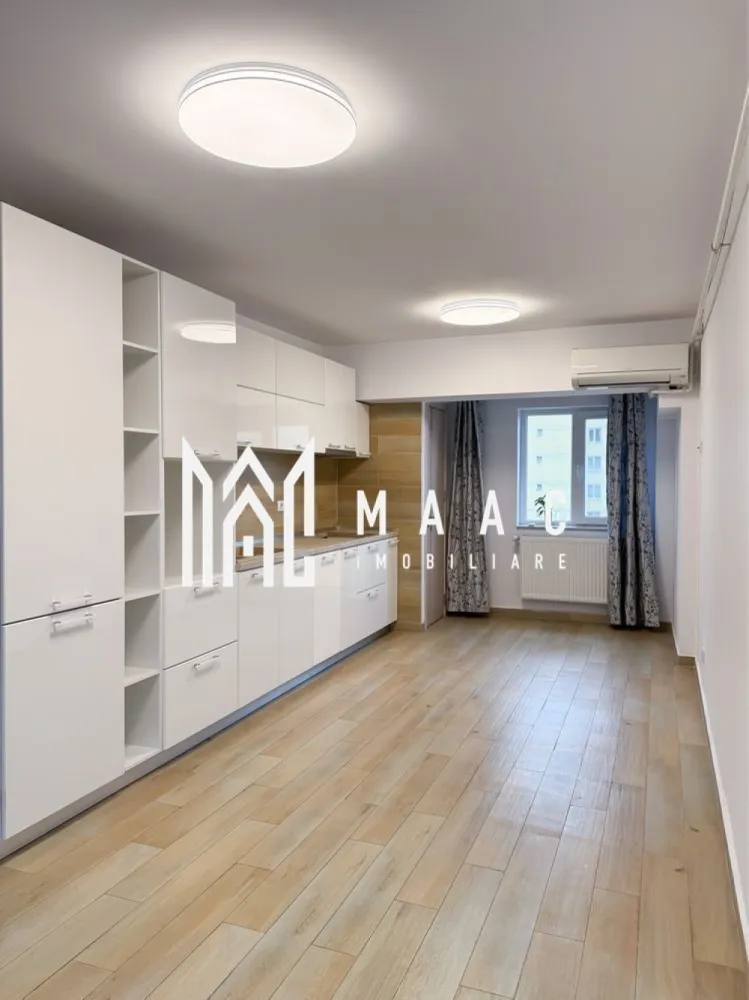Apartament 4 camere | Nord | centrală | - MAAC IMOBILIARE vă propune spre vânzare un apartament spațios cu 4 camere, situat în Zona Nord – Râmnicu Vâlcea, una dintre cele mai apreciate și bine cotate zone ale orașului. Acest imobil impresionează prin suprafața generoasă, compartimentarea inteligentă și confortul oferit, fiind alegerea ideală pentru o familie care își dorește un cămin modern, bine organizat și poziționat excelent. Localizare premium: Apartamentul este amplasat într-o zonă cu acces facil către toate punctele de interes: supermarketuri, magazine, școli, licee, biserică și mijloace de transport, oferind un stil de viață comod și echilibrat. Detalii tehnice: Suprafață utilă: 90,24 mp Suprafață totală: 96,7 mp Compartimentare: decomandat – 4 camere Etaj: 4 din 5 2 balcoane (unul închis, unul deschis) 2 băi Bucătărie open-space (poate fi utilizată și ca living) Debara pentru depozitare eficientă Compartimentare inteligentă: Dormitor matrimonial, compus din dormitor, dressing generos și baie proprie cu cadă Cameră secundară ideală pentru copil sau oaspeți, cu balcon închis Living spațios (sau al treilea dormitor), cu acces către balcon deschis Baie secundară poziționată pe hol Avantaje și dotări: -Apartament renovat complet în urmă cu 2 ani -Centrală termică proprie pe gaz -2 aparate de aer condiționat -Scară curată și liniștită, cu vecini civilizați Compartimentare practică și luminozitate excelentă Se vinde parțial mobilat: -Mobilier bucătărie inclus -Dressing complet utilat -Băile rămân complet mobilate și echipate Un apartament ideal pentru cei care caută spațiu, confort și o locație excelentă! Pentru mai multe detalii sau programarea unei vizionări, echipa MAAC IMOBILIARE vă stă cu drag la dispoziție! }}