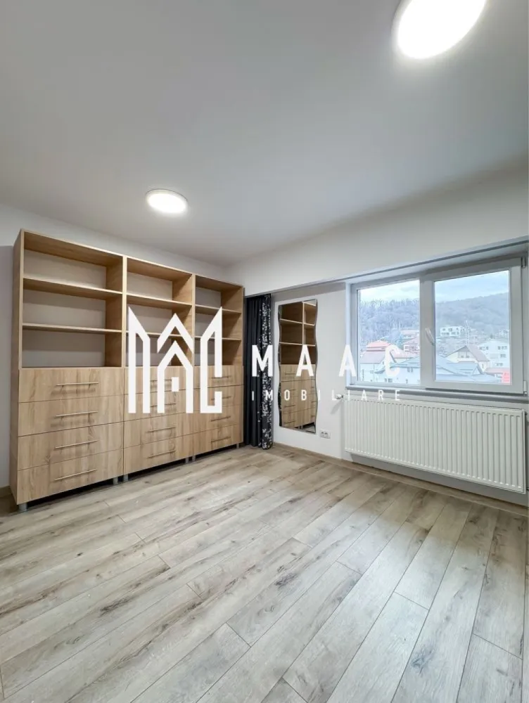 Apartament 4 camere | Nord | centrală | - MAAC IMOBILIARE vă propune spre vânzare un apartament spațios cu 4 camere, situat în Zona Nord – Râmnicu Vâlcea, una dintre cele mai apreciate și bine cotate zone ale orașului. Acest imobil impresionează prin suprafața generoasă, compartimentarea inteligentă și confortul oferit, fiind alegerea ideală pentru o familie care își dorește un cămin modern, bine organizat și poziționat excelent. Localizare premium: Apartamentul este amplasat într-o zonă cu acces facil către toate punctele de interes: supermarketuri, magazine, școli, licee, biserică și mijloace de transport, oferind un stil de viață comod și echilibrat. Detalii tehnice: Suprafață utilă: 90,24 mp Suprafață totală: 96,7 mp Compartimentare: decomandat – 4 camere Etaj: 4 din 5 2 balcoane (unul închis, unul deschis) 2 băi Bucătărie open-space (poate fi utilizată și ca living) Debara pentru depozitare eficientă Compartimentare inteligentă: Dormitor matrimonial, compus din dormitor, dressing generos și baie proprie cu cadă Cameră secundară ideală pentru copil sau oaspeți, cu balcon închis Living spațios (sau al treilea dormitor), cu acces către balcon deschis Baie secundară poziționată pe hol Avantaje și dotări: -Apartament renovat complet în urmă cu 2 ani -Centrală termică proprie pe gaz -2 aparate de aer condiționat -Scară curată și liniștită, cu vecini civilizați Compartimentare practică și luminozitate excelentă Se vinde parțial mobilat: -Mobilier bucătărie inclus -Dressing complet utilat -Băile rămân complet mobilate și echipate Un apartament ideal pentru cei care caută spațiu, confort și o locație excelentă! Pentru mai multe detalii sau programarea unei vizionări, echipa MAAC IMOBILIARE vă stă cu drag la dispoziție! }}