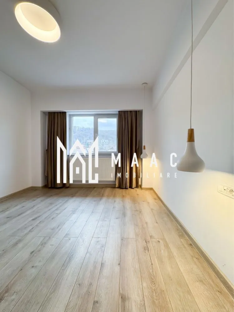 Apartament 4 camere | Nord | centrală | - MAAC IMOBILIARE vă propune spre vânzare un apartament spațios cu 4 camere, situat în Zona Nord – Râmnicu Vâlcea, una dintre cele mai apreciate și bine cotate zone ale orașului. Acest imobil impresionează prin suprafața generoasă, compartimentarea inteligentă și confortul oferit, fiind alegerea ideală pentru o familie care își dorește un cămin modern, bine organizat și poziționat excelent. Localizare premium: Apartamentul este amplasat într-o zonă cu acces facil către toate punctele de interes: supermarketuri, magazine, școli, licee, biserică și mijloace de transport, oferind un stil de viață comod și echilibrat. Detalii tehnice: Suprafață utilă: 90,24 mp Suprafață totală: 96,7 mp Compartimentare: decomandat – 4 camere Etaj: 4 din 5 2 balcoane (unul închis, unul deschis) 2 băi Bucătărie open-space (poate fi utilizată și ca living) Debara pentru depozitare eficientă Compartimentare inteligentă: Dormitor matrimonial, compus din dormitor, dressing generos și baie proprie cu cadă Cameră secundară ideală pentru copil sau oaspeți, cu balcon închis Living spațios (sau al treilea dormitor), cu acces către balcon deschis Baie secundară poziționată pe hol Avantaje și dotări: -Apartament renovat complet în urmă cu 2 ani -Centrală termică proprie pe gaz -2 aparate de aer condiționat -Scară curată și liniștită, cu vecini civilizați Compartimentare practică și luminozitate excelentă Se vinde parțial mobilat: -Mobilier bucătărie inclus -Dressing complet utilat -Băile rămân complet mobilate și echipate Un apartament ideal pentru cei care caută spațiu, confort și o locație excelentă! Pentru mai multe detalii sau programarea unei vizionări, echipa MAAC IMOBILIARE vă stă cu drag la dispoziție! }}
