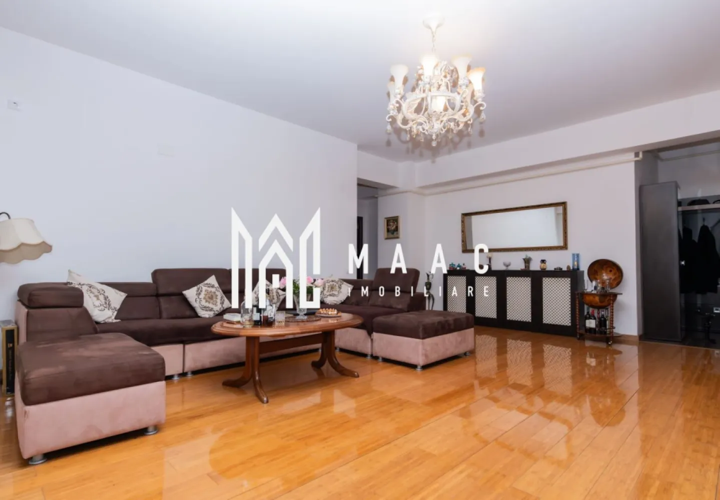 Apartament | 3 camere | Modern | Zona Centrala - Apartament 3 camere – Ultra Modern, Central, 114 mp – Vedere Panoramică MAAC Imobiliare vă oferă spre închiriere un apartament spațios și elegant cu 3 camere, situat într-un imobil modern, la etajul 7 din 11, dotat cu lift. Localizare: zona centrală a orașului, lângă Kaufland – una dintre cele mai căutate și accesibile zone, cu multiple facilități în apropiere. Suprafață utilă: 114 mp Apartamentul se remarcă prin: Design ultra modern finisaje de înaltă calitate Mobilat și utilat complet, pregătit pentru mutare imediată Vedere panoramică spectaculoasă asupra orașului Posibilitate de parcare în zonă Condiții de închiriere: Fără animale de companie Plata 1 luna garantie Disponibil imediat Ideal pentru persoane care își doresc confort, rafinament și acces rapid la toate punctele de interes din centrul orașului. id: CP2808567 - SP }}