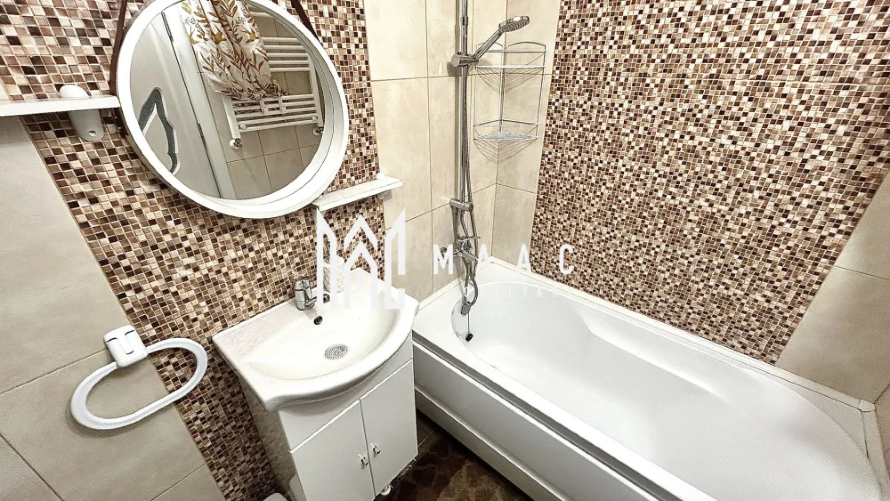 Apartament 1 camera | Etaj intermediar | Mobilata si utilata - MAAC Imobiliare vă propune spre vânzare o garsonieră ideală atât pentru locuit, cât și pentru investiție, situată în cartierul Broscărie, pe strada Ștefan cel Mare. Imobilul are o suprafață utilă de 25 mp și este renovat modern, fiind compartimentat eficient astfel: hol de acces, baie, cameră spațioasă și bucătărie separată. Locuința se vinde complet mobilată și utilată, beneficiind de: centrală termică pe gaz mașină de spălat cu uscător cuptor electric și cuptor cu microunde plită electrică frigider TV Smart și conexiune Wi-Fi Toate dotările sunt alese pentru a oferi un nivel ridicat de confort și un stil de viață modern. Avantaje locație: zonă foarte bine cotată loc de parcare stație de autobuz chiar lângă bloc parcuri pentru copii magazine Profi și Simpa la aproximativ 50 m sală de sport și alte facilități în imediata apropiere Imobilul este liber de orice sarcini și se poate viziona oricând, cu programare prealabilă. Pentru mai multe detalii sau pentru stabilirea unei vizionări, vă invităm să contactați MAAC Imobiliare. ID: CP3017937 }}