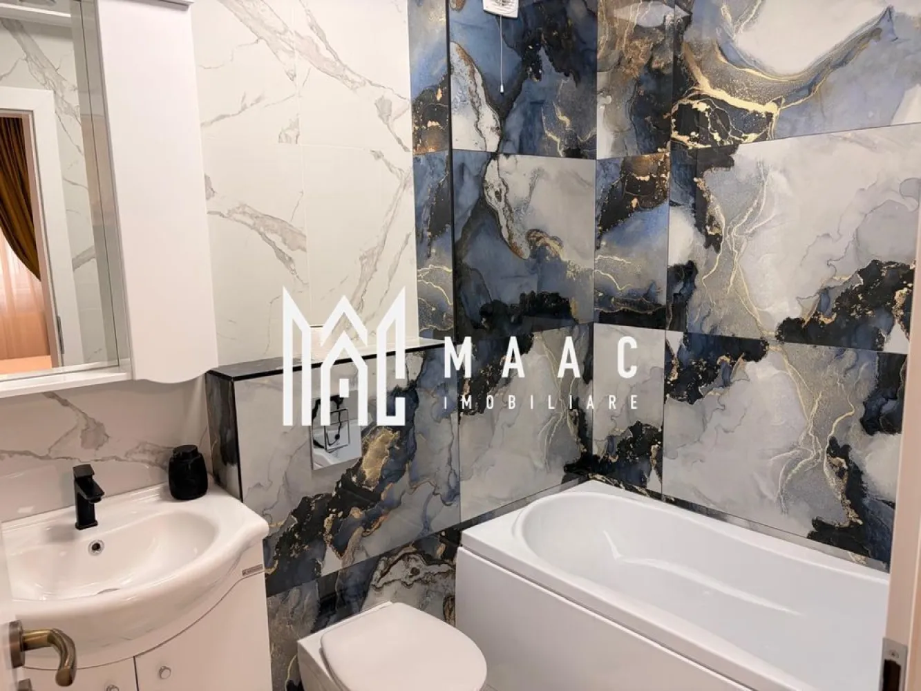 Apartament 3 camere | 70 MPU | Șelimbar | - MAAC Imobiliare vă propune spre închiriere un apartament modern cu 3 camere, situat în Șelimbăr, într-o zonă liniștită și apreciată, cu acces direct către Promenada, ideală pentru un stil de viață echilibrat, aproape de natură și de facilitățile urbane din Sibiu. Locuința este amplasată într-un imobil nou, construit în anul 2024, și se remarcă printr-o compartimentare modernă, spații generoase și luminoase, precum și printr-o organizare eficientă, potrivită pentru familii sau persoane care își doresc confort sporit într-un cadru aerisit. -2 dormitoare complet mobilate -living generos -bucătărie open-space complet utilată (mașină de spălat vase, cuptor electric, plită electrică, frigider etc.) -2 băi: baie cu duș walk-in și mașină de spălat, baie cu cadă -balcon amenajat cu masă și scaune -hol de acces Suprafața utilă este de 70 mp, oferind suficient spațiu pentru desfășurarea activităților zilnice într-un ambient confortabil și modern. Apartamentul este complet mobilat și utilat, pregătit pentru mutare imediată, și beneficiază de finisaje moderne specifice unui imobil nou. În plus, dispune de o boxă de depozitare, ideală pentru organizarea eficientă a spațiului, precum și de 2 locuri de parcare private, un avantaj important în zonă. Poziționarea oferă acces rapid către Promenada, zone verzi pentru relaxare, magazine și alte facilități urbane, dar și conexiuni facile către municipiul Sibiu. Se închiriază pe termen lung, iar garanția solicitată este în cuantumul unei chirii. Pentru mai multe detalii sau programarea unei vizionări, vă rugăm să ne contactați și să menționați codul CP3016240. }}