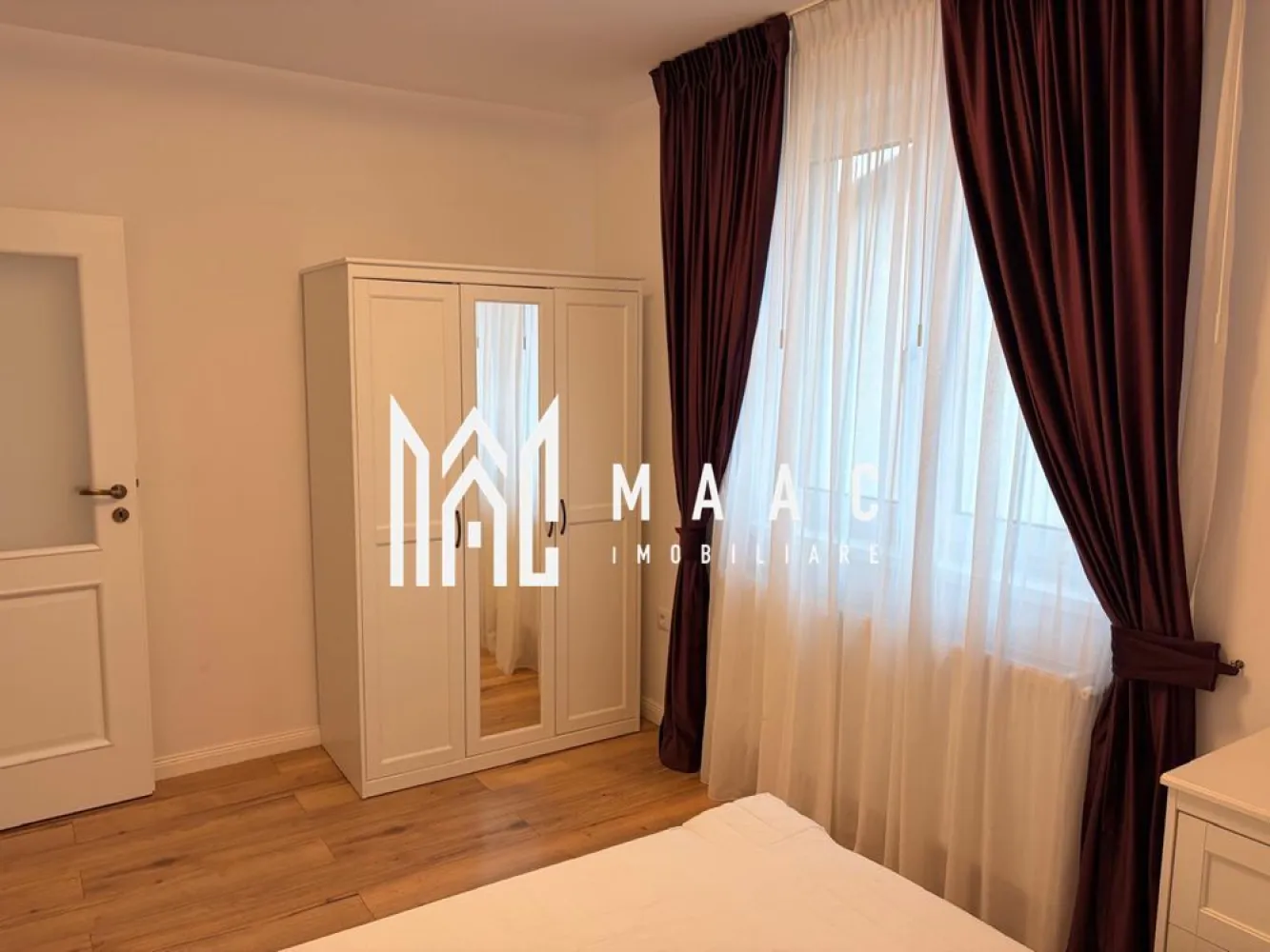 Apartament 3 camere | 70 MPU | Șelimbar | - MAAC Imobiliare vă propune spre închiriere un apartament modern cu 3 camere, situat în Șelimbăr, într-o zonă liniștită și apreciată, cu acces direct către Promenada, ideală pentru un stil de viață echilibrat, aproape de natură și de facilitățile urbane din Sibiu. Locuința este amplasată într-un imobil nou, construit în anul 2024, și se remarcă printr-o compartimentare modernă, spații generoase și luminoase, precum și printr-o organizare eficientă, potrivită pentru familii sau persoane care își doresc confort sporit într-un cadru aerisit. -2 dormitoare complet mobilate -living generos -bucătărie open-space complet utilată (mașină de spălat vase, cuptor electric, plită electrică, frigider etc.) -2 băi: baie cu duș walk-in și mașină de spălat, baie cu cadă -balcon amenajat cu masă și scaune -hol de acces Suprafața utilă este de 70 mp, oferind suficient spațiu pentru desfășurarea activităților zilnice într-un ambient confortabil și modern. Apartamentul este complet mobilat și utilat, pregătit pentru mutare imediată, și beneficiază de finisaje moderne specifice unui imobil nou. În plus, dispune de o boxă de depozitare, ideală pentru organizarea eficientă a spațiului, precum și de 2 locuri de parcare private, un avantaj important în zonă. Poziționarea oferă acces rapid către Promenada, zone verzi pentru relaxare, magazine și alte facilități urbane, dar și conexiuni facile către municipiul Sibiu. Se închiriază pe termen lung, iar garanția solicitată este în cuantumul unei chirii. Pentru mai multe detalii sau programarea unei vizionări, vă rugăm să ne contactați și să menționați codul CP3016240. }}