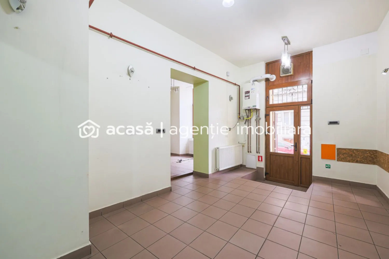 Spațiu comercial strada Episcopiei nr 1, Pregătit pt afacerea ta! - Vă propun spre achiziție un spațiu comercial într-o locație cu vad intens și accesibilitate maximă? Suprafața interioara a spațiului este de cca. 75 mp utili, situat la doar câțiva pași de Bulevardul Revoluției, Primaria Arad, una dintre cele mai circulate și apreciate zone ale orașului. Locația oferă acces direct din stradă, ideal pentru atragerea clienților cât și acces secundar din curtea imobilului. Spațiul este amenajat pentru a funcționa ca salon de înfrumusețare, având branșamente la apă și scurgere, dar se poate adapta ușor pentru: magazin, cabinet medical, birou sau reprezentanță. Vizibilitatea excelentă și fluxul constant de pietoni și mașini transformă acest imobil într-o investiție sigură și profitabilă. Nu rata ocazia de a-ți dezvolta afacerea într-un spațiu central, cu vad garantat! 📞 Contactează-mă telefonic Andrei Caracioni, 0757 662 907 pentru detalii și programarea unei vizionări. Nu dispui de toată suma? Te ajutăm noi gratuit! Îți obținem oferte de la 16 bănci. Ai o proprietate de vânzare în Arad și vrei să știi cât valorează cu adevărat? Sună-mă pentru o evaluare gratuită, fără obligații. Birou: ACASĂ | Agenție imobiliară Arad Bulevardul Decebal 2, Arad 310133 Cod proprietaate: CP2674396 }}