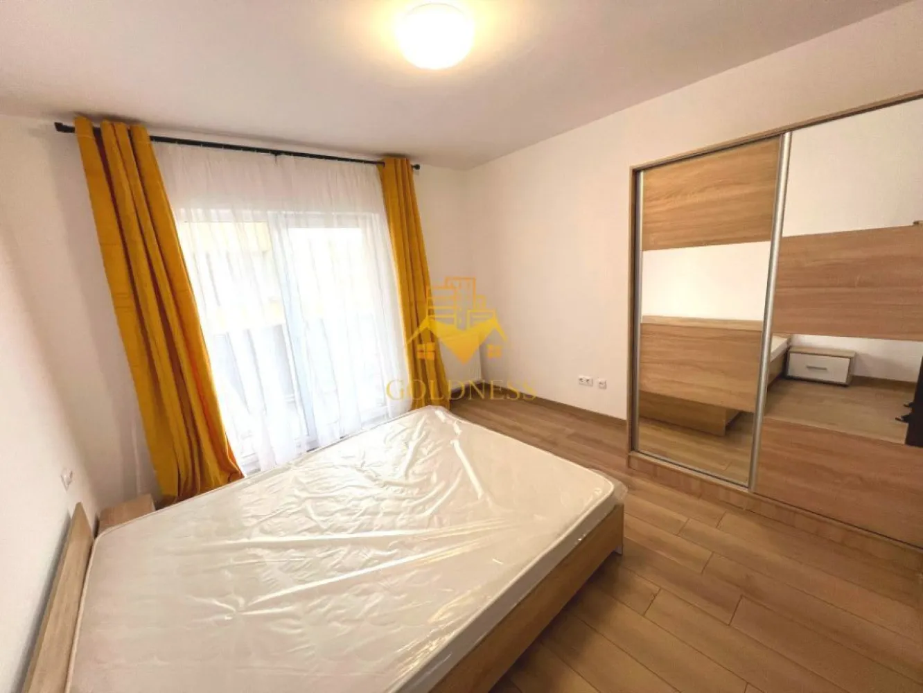 3 camere, Parcare, Floresti, Str. Tineretului, Zona Somesului - GOLDNESS Imobiliare vă propune spre închiriere un apartament cu 3 camere open-space complet mobilat și utilat, la etajul 1 într-un imobil de etaje, în Florești, str. Tineretului 20-22 . Dispune de loc de parcare in fata blocului! Se află în apropierea stațiilor de transport în comun, magazine, restaurante, spații verzi, farmacii, etc. Apartamentul este compartimentat astfel: - dormitor cu pat matrimonial, dressing, noptiere - dormitor cu pat matrimonial, dressing, noptiere - living cu bucatarie open space complet utilată, canapea extensibilă, loc de servit masa - baie cu vana, calorifer port prosop și dulap pentru depozitare. - bacon de 6 mp. Imobilul este dotat cu toate cele necesare- centrală proprie, mașină de spălat haine, frigider, plită electrică, hotă, etc. Dacă sunteți interesați de acest apartament și doriți să îl vizionați, dar și pentru alte oferte nu ezitați să ne contactați telefonic sau prin e-mail. Vă stăm la dispoziție! Pentru intermediere se percepe un comision de 50% din prețul chiriei! }}