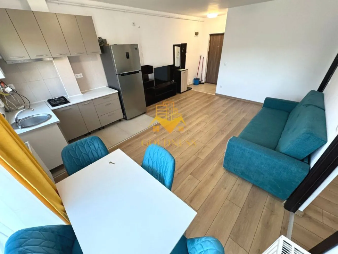 3 camere, Parcare, Floresti, Str. Tineretului, Zona Somesului - GOLDNESS Imobiliare vă propune spre închiriere un apartament cu 3 camere open-space complet mobilat și utilat, la etajul 1 într-un imobil de etaje, în Florești, str. Tineretului 20-22 . Dispune de loc de parcare in fata blocului! Se află în apropierea stațiilor de transport în comun, magazine, restaurante, spații verzi, farmacii, etc. Apartamentul este compartimentat astfel: - dormitor cu pat matrimonial, dressing, noptiere - dormitor cu pat matrimonial, dressing, noptiere - living cu bucatarie open space complet utilată, canapea extensibilă, loc de servit masa - baie cu vana, calorifer port prosop și dulap pentru depozitare. - bacon de 6 mp. Imobilul este dotat cu toate cele necesare- centrală proprie, mașină de spălat haine, frigider, plită electrică, hotă, etc. Dacă sunteți interesați de acest apartament și doriți să îl vizionați, dar și pentru alte oferte nu ezitați să ne contactați telefonic sau prin e-mail. Vă stăm la dispoziție! Pentru intermediere se percepe un comision de 50% din prețul chiriei! }}