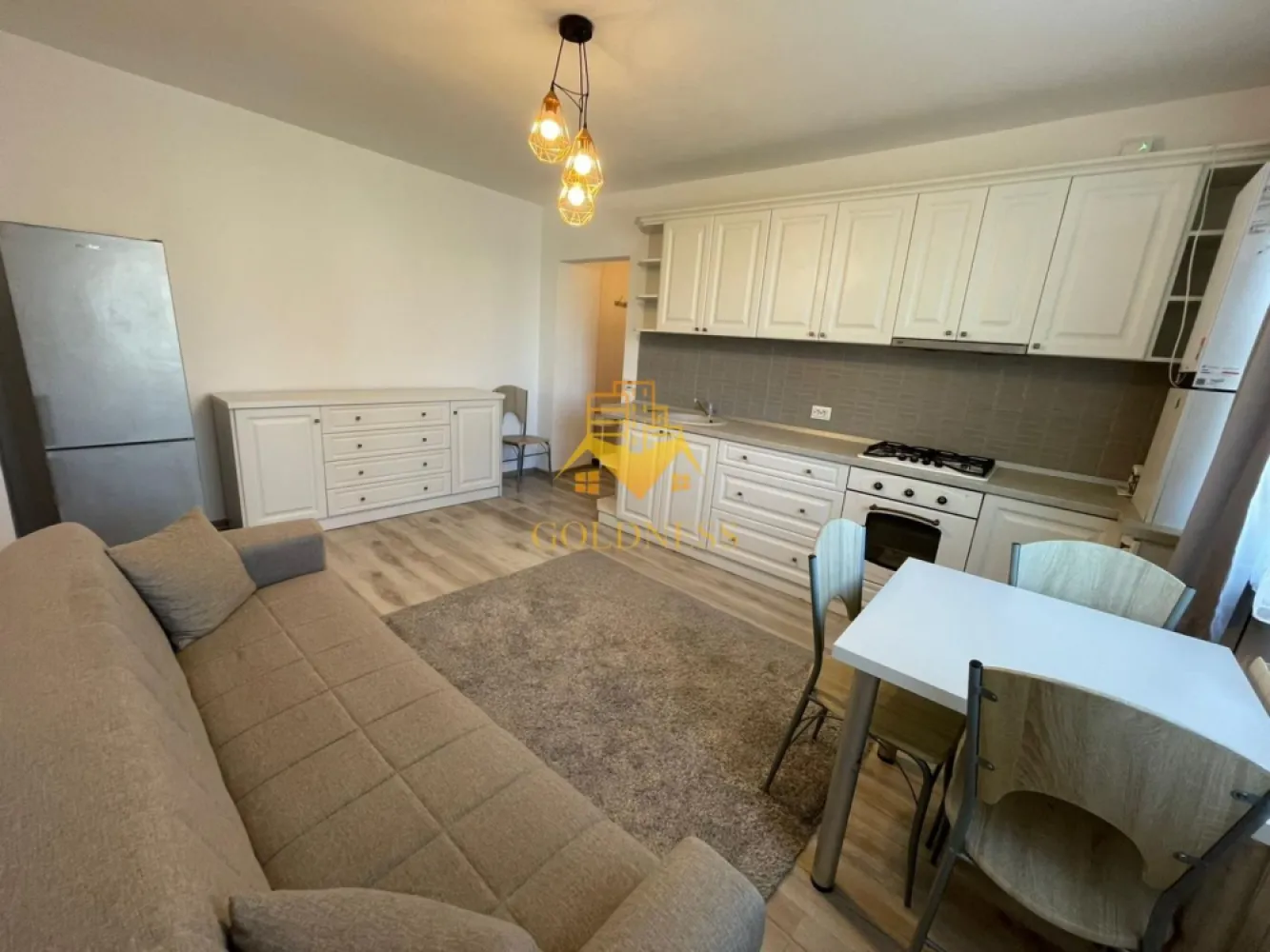 3 camere, 1/4, modern, parcare, Gheorgheni Zona Iulius Mall, FSEGA - GOLDNESS Imobiliare vă propune spre închiriere un apartament cu 3 camere complet mobilat și utilat, la etajul 1 într-un imobil de 4 etaje, în Cartierul Gheorgheni. Se poate inchiria parcare cu 50 euro! Se află în apropierea stațiilor de transport în comun, magazine, restaurante, spații verzi, farmacii, etc. Apartamentul este compartimentat astfel: - dormitor cu pat matrimonial, dressing, noptiere - dormitor cu pat matrimonial, dulap pentru haine, noptiere - living cu bucatarie open space complet utilată și mobilată, canapea extensibilă, loc de servit masa - baie cu cabina de dus, calorifer port prosop și dulap pentru depozitare. - balcon de 4 mp. Imobilul este dotat cu toate cele necesare- centrală proprie, frigider, aragaz, hotă, mașină de spălat haine, etc. Dacă sunteți interesați de acest apartament și doriți să îl vizionați, dar și pentru alte oferte nu ezitați să ne contactați telefonic sau prin e-mail. Vă stăm la dispoziție! Pentru intermediere se percepe un comision de 50% din prețul chiriei! }}